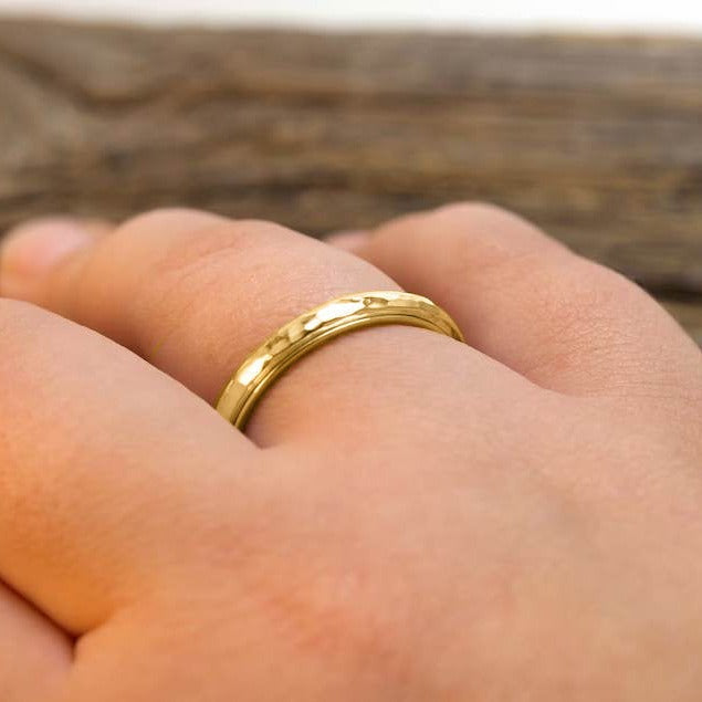 Nadia – Fidget-Dreh-Ring mit fein gehämmerter Band