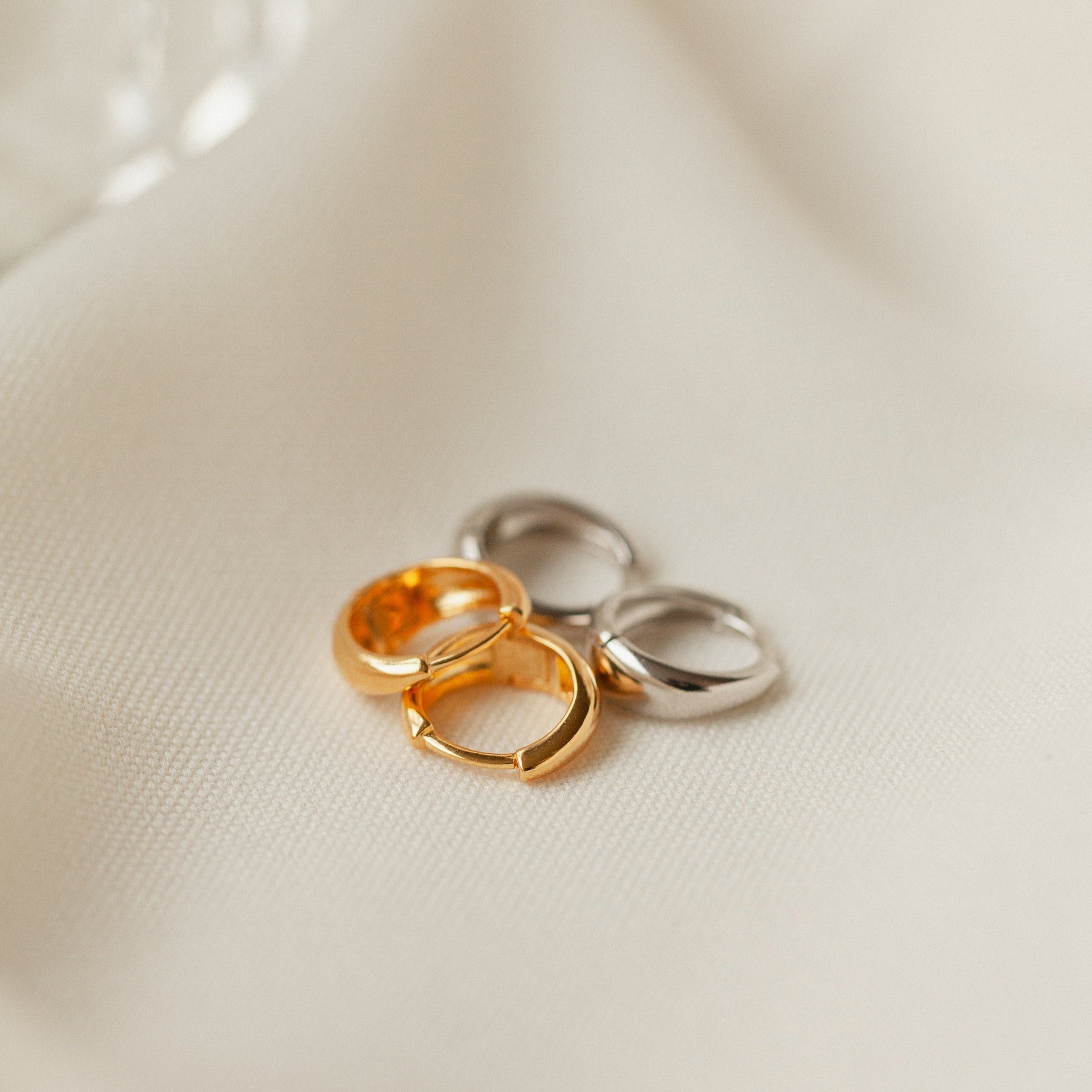 Klappbare Huggies - Gebogen Schnallen-Ohrringe