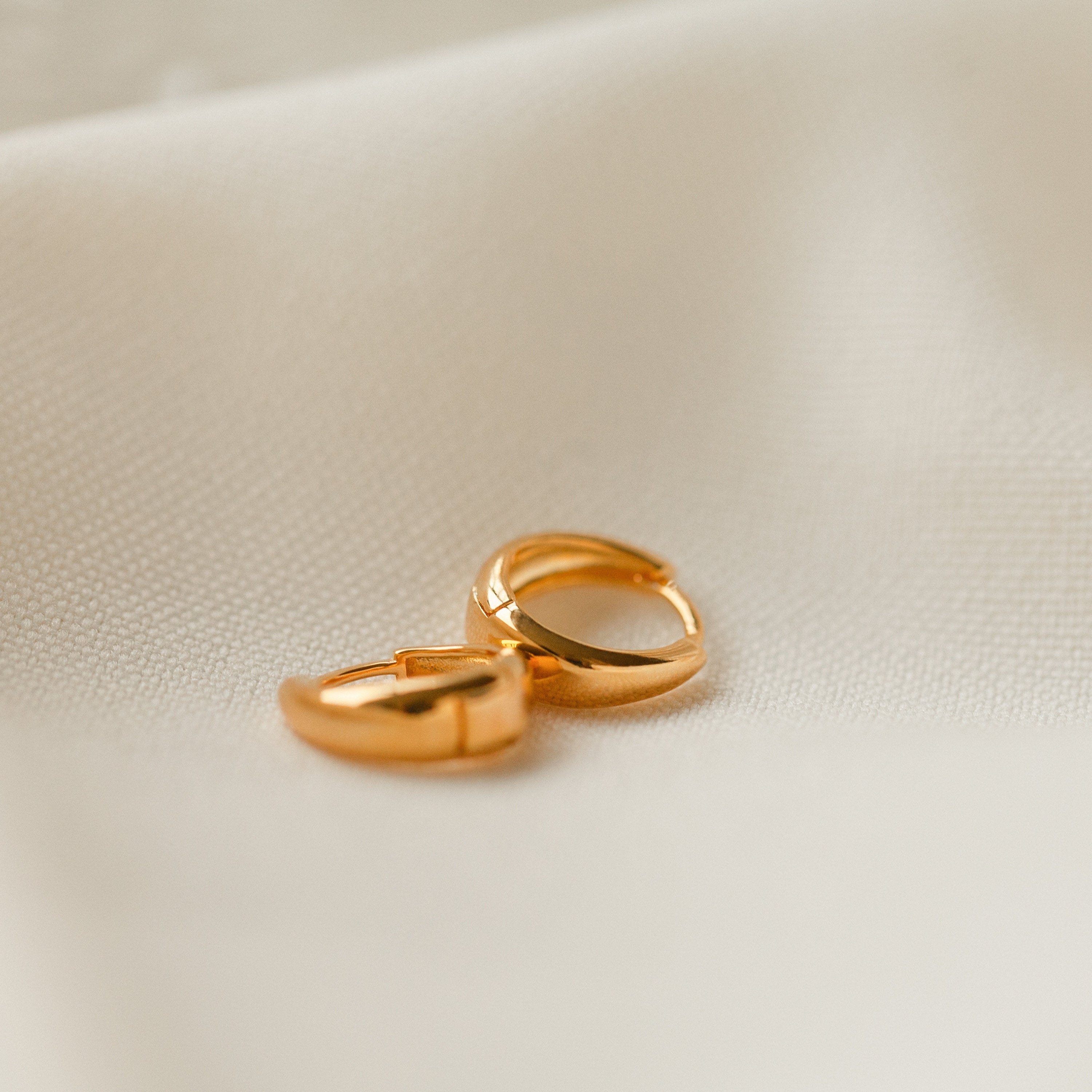 Klappbare Huggies - Gebogen Schnallen-Ohrringe