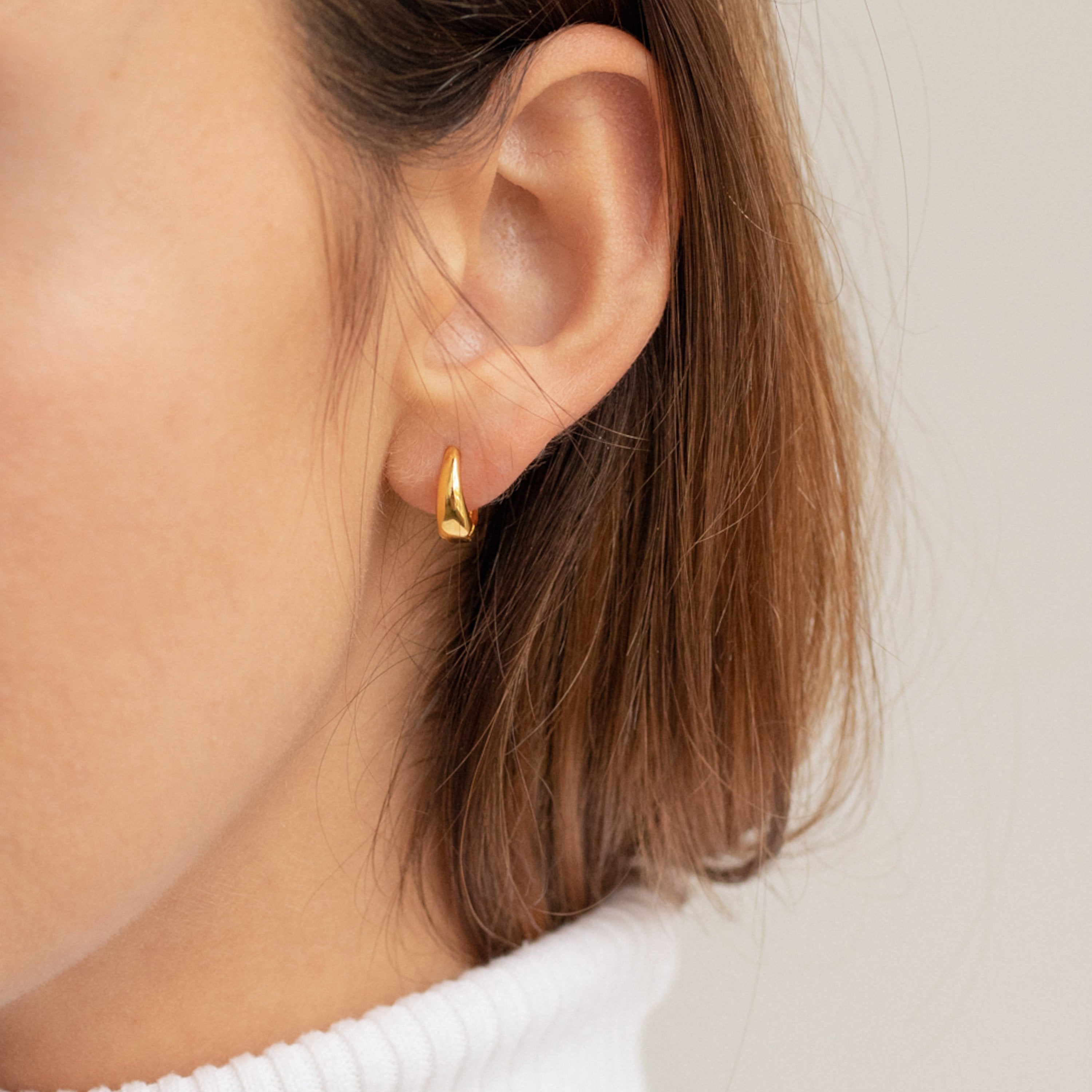 Klappbare Huggies - Gebogen Schnallen-Ohrringe