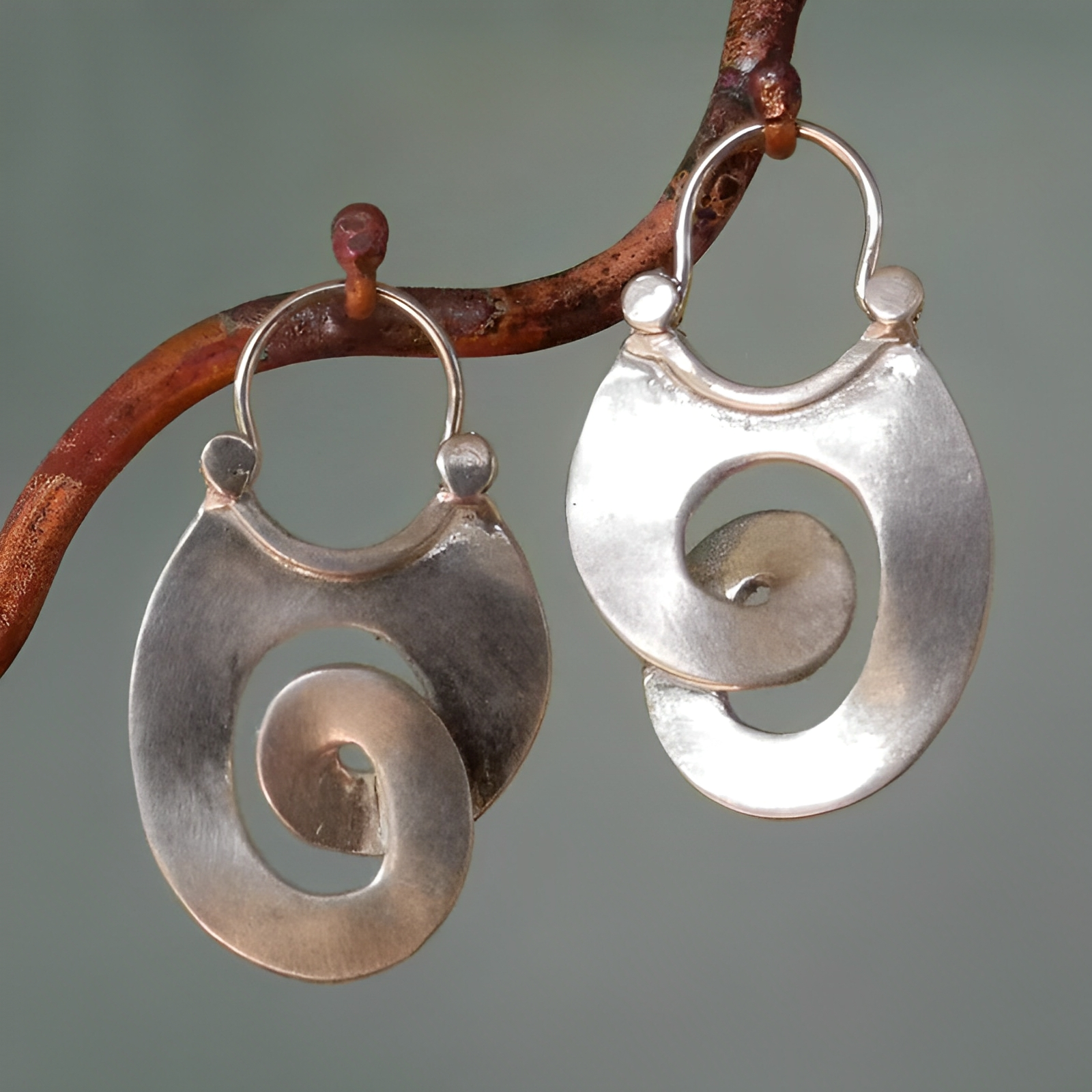 Irene – Silber-Ohrringe mit unregelmäßiger Vintage-Form