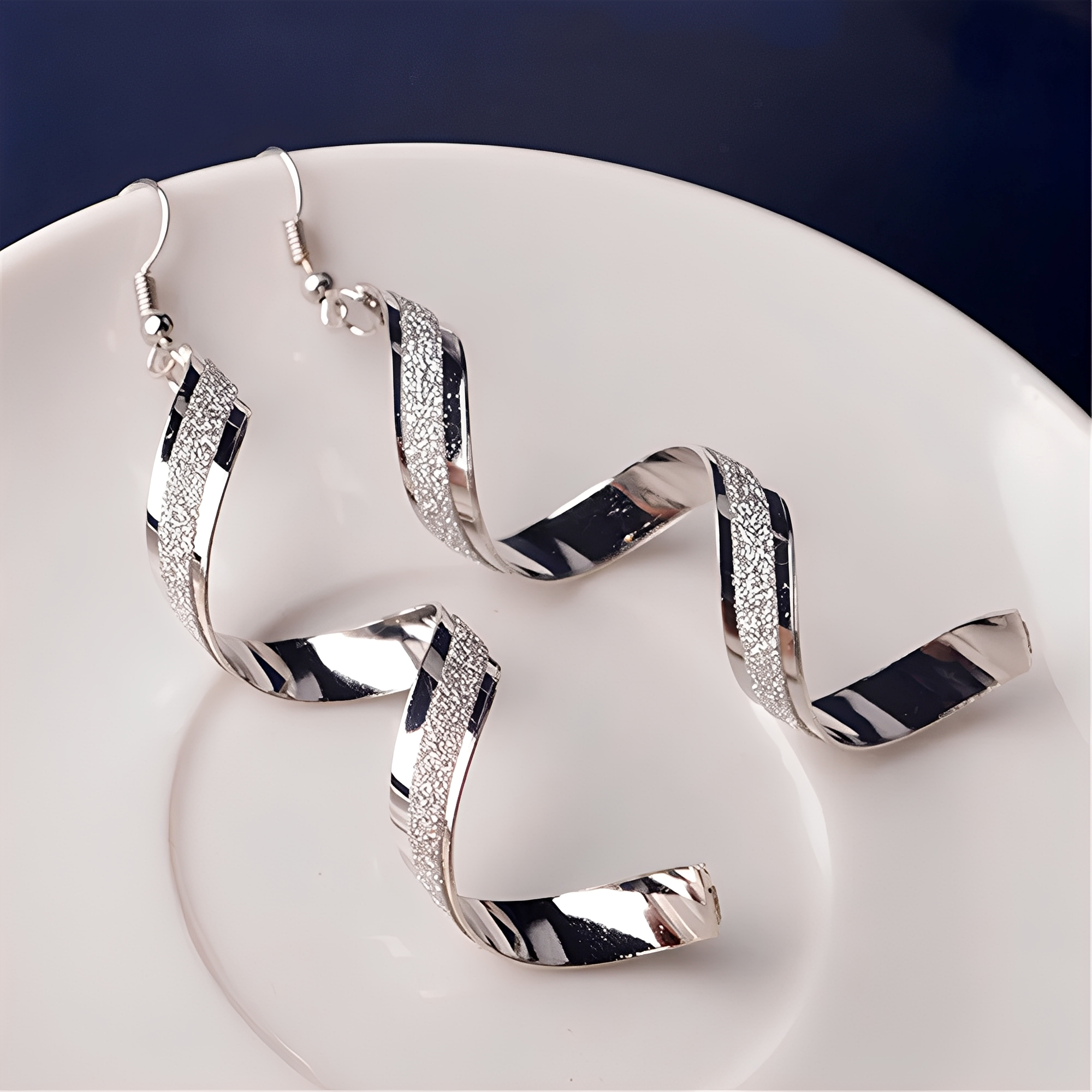 Jia – Glitzernde Silber Spiral Ohrringe