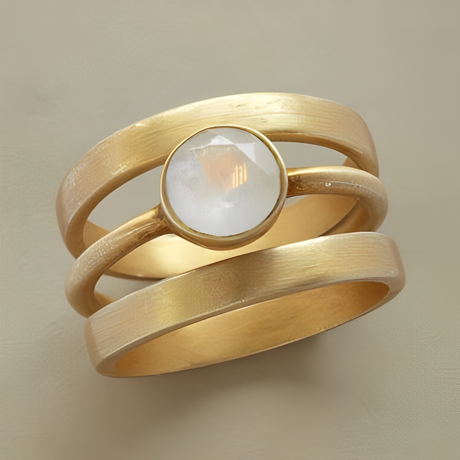 Jaira – Vintage-Ring aus Gold und integriertem Mondstein