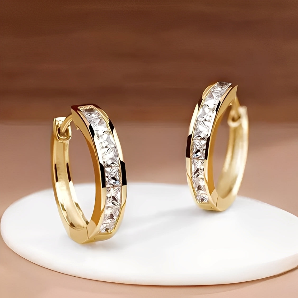 Zendaya – Elegante Ohrringe aus Gold und Kristallen