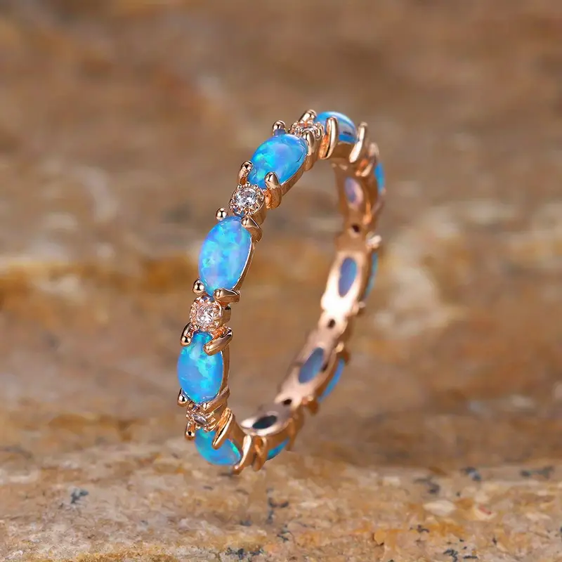 Jane – Ring mit blauem Opal und goldenen Details