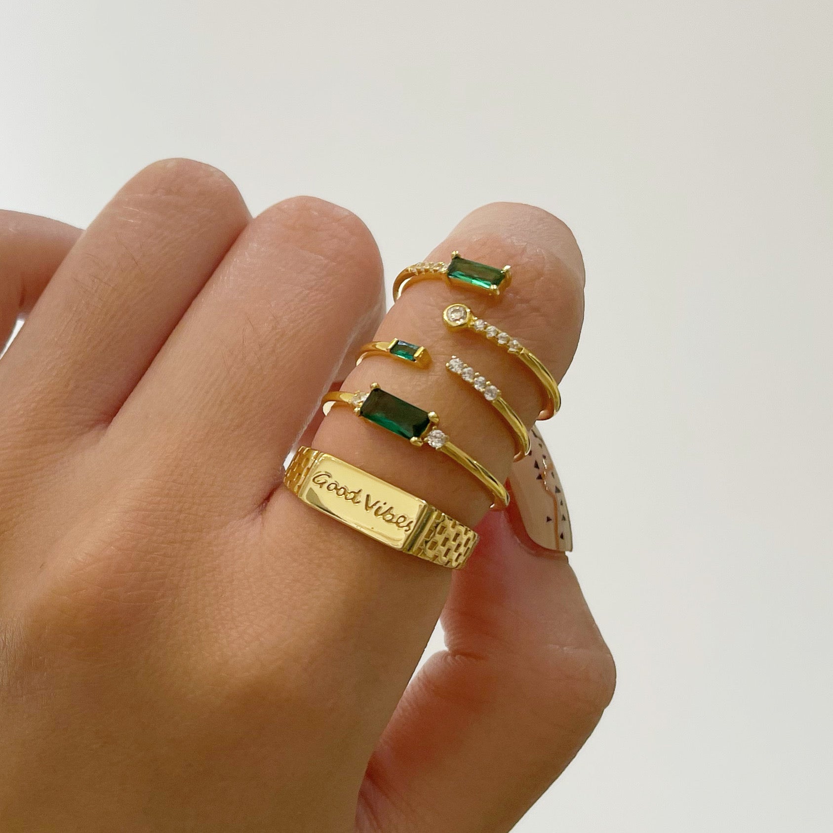 Fen - Zarter Baguette-Ring mit grünem Zirkonia