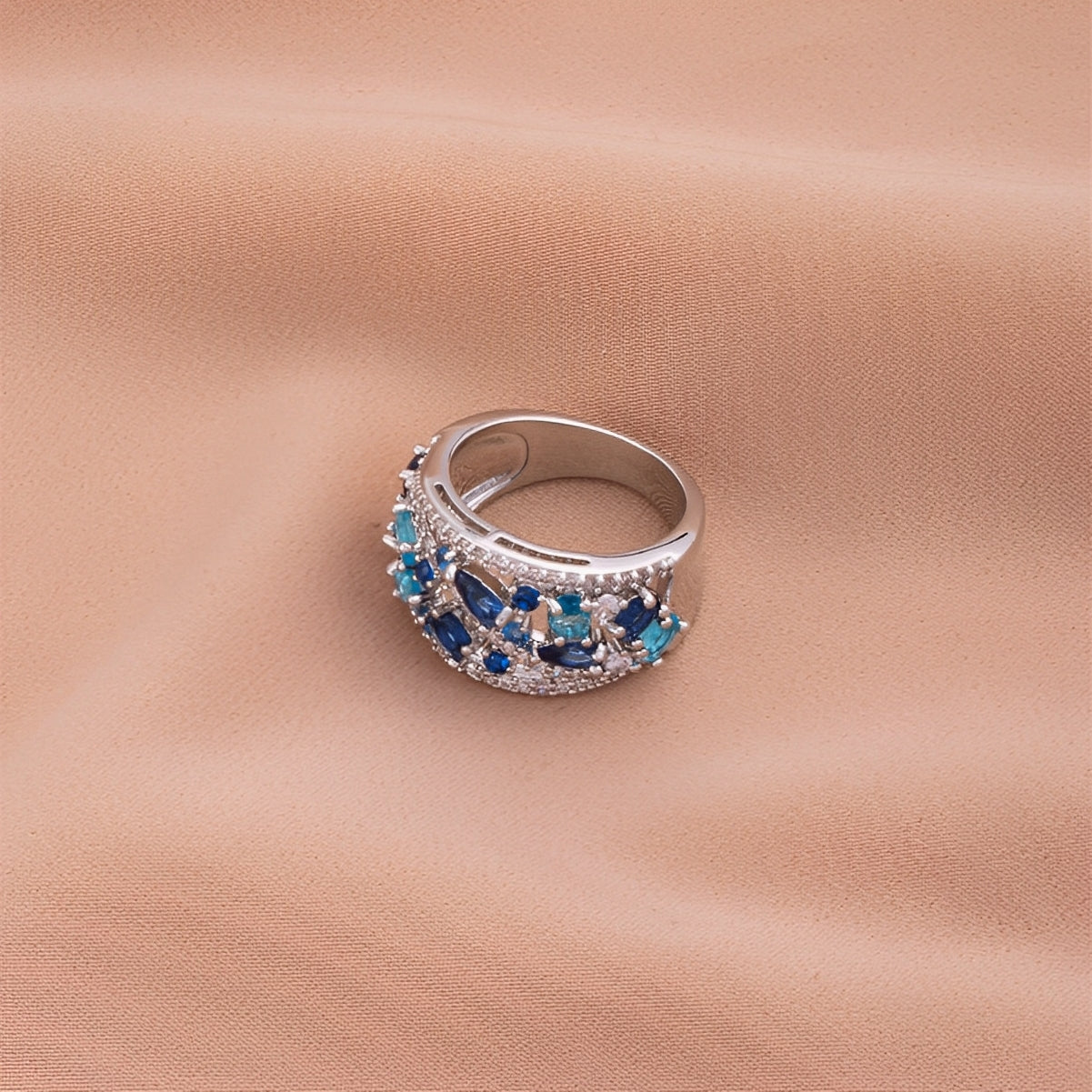 Julie – Vintage-Ring mit blauem Zirkon und goldenem Detail