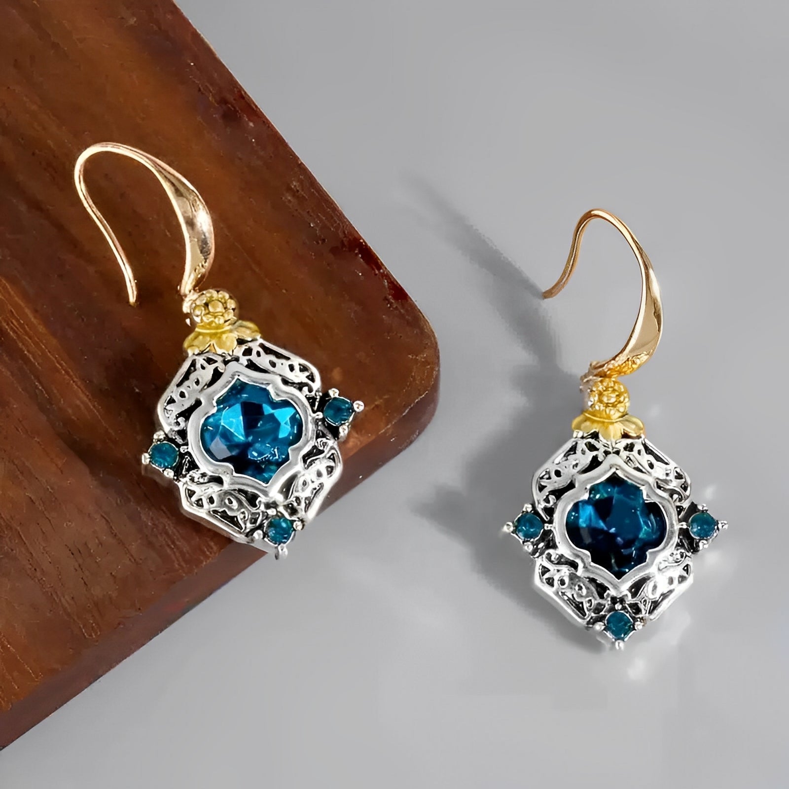 Estelle – Ohrringe Vintage in Gold und Silber mit blauem Kristall