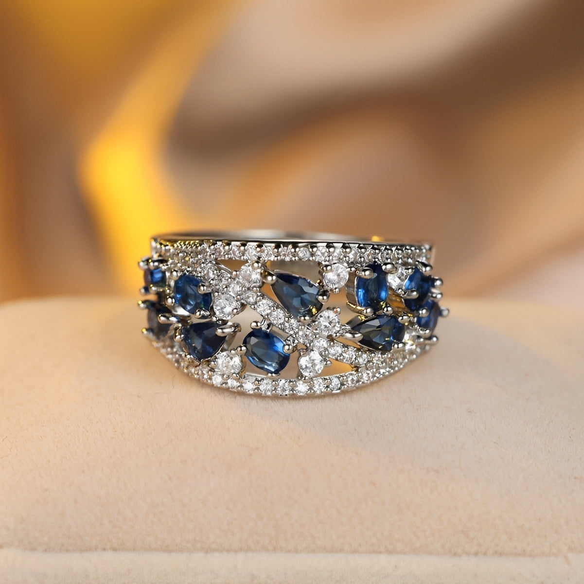Julie – Vintage-Ring mit blauem Zirkon und goldenem Detail
