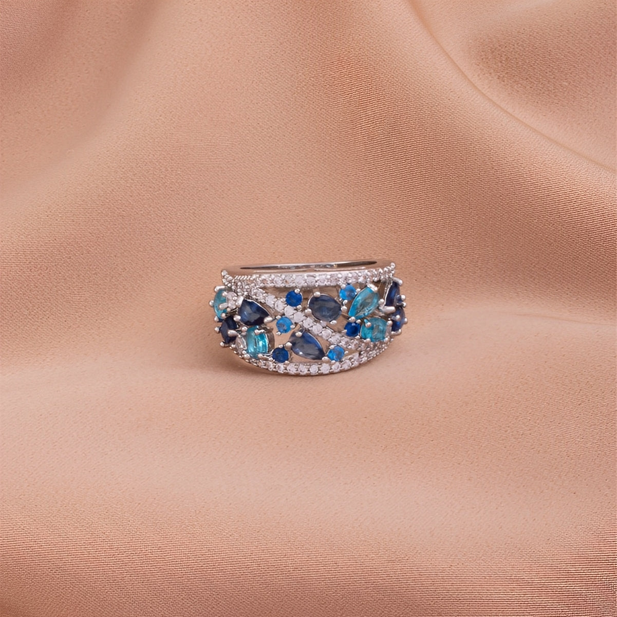 Julie – Vintage-Ring mit blauem Zirkon und goldenem Detail