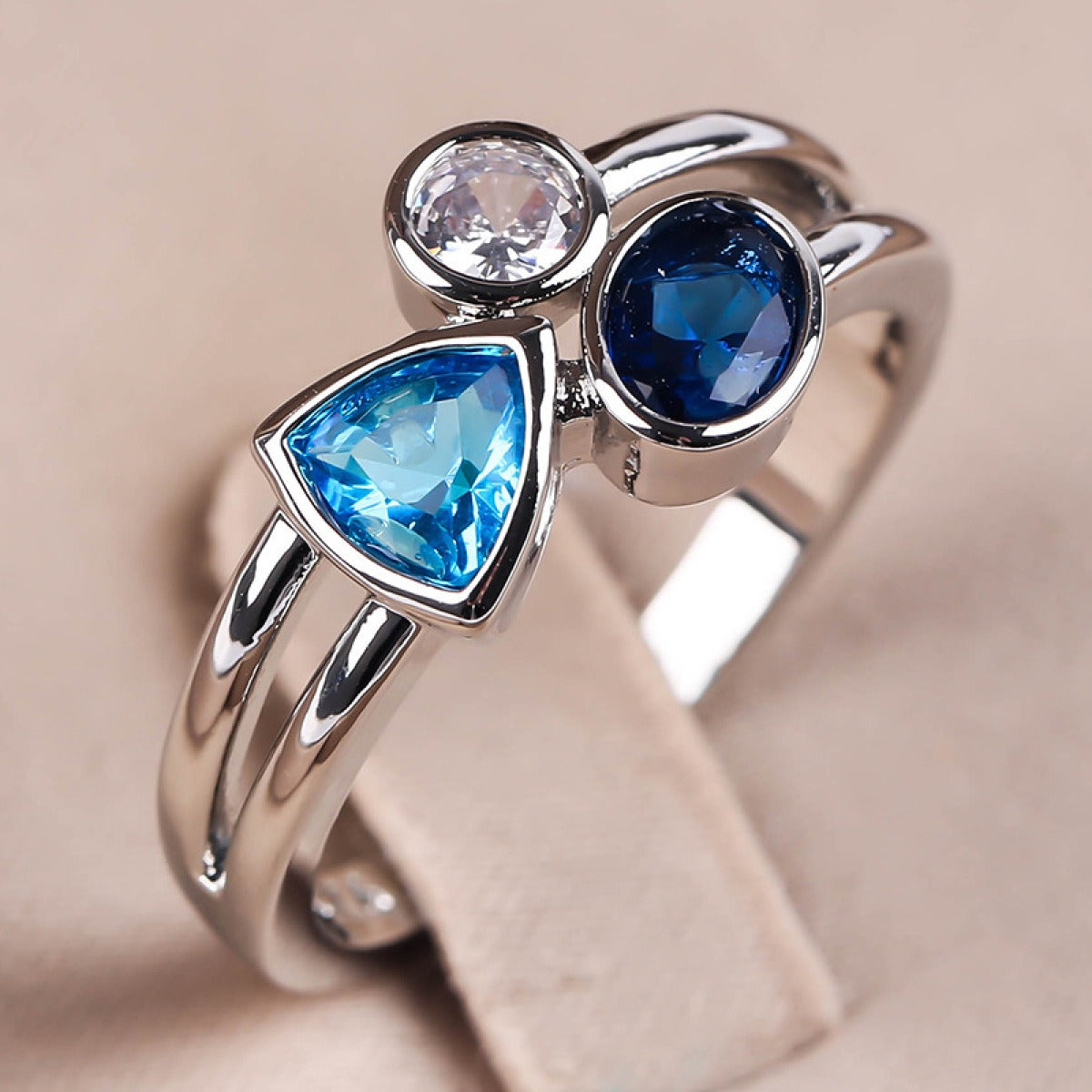 Isaline – Vintage-Ring mit blauem Kristall