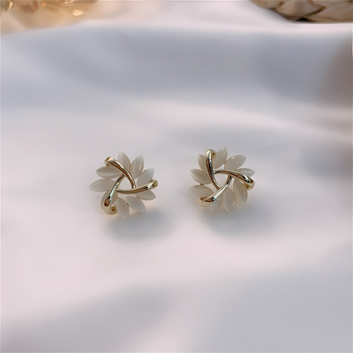 Elisse – Zeitlose Ohrringe Gold & Weißer Opal