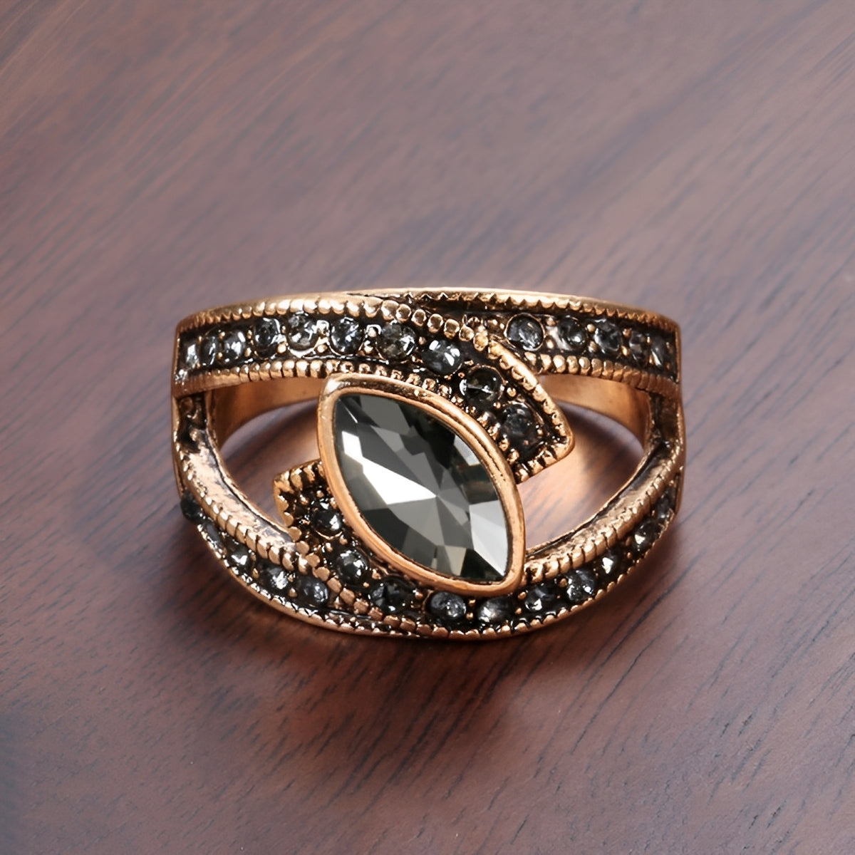 Sheena – Eleganter Ring mit Schwarzem Kristall