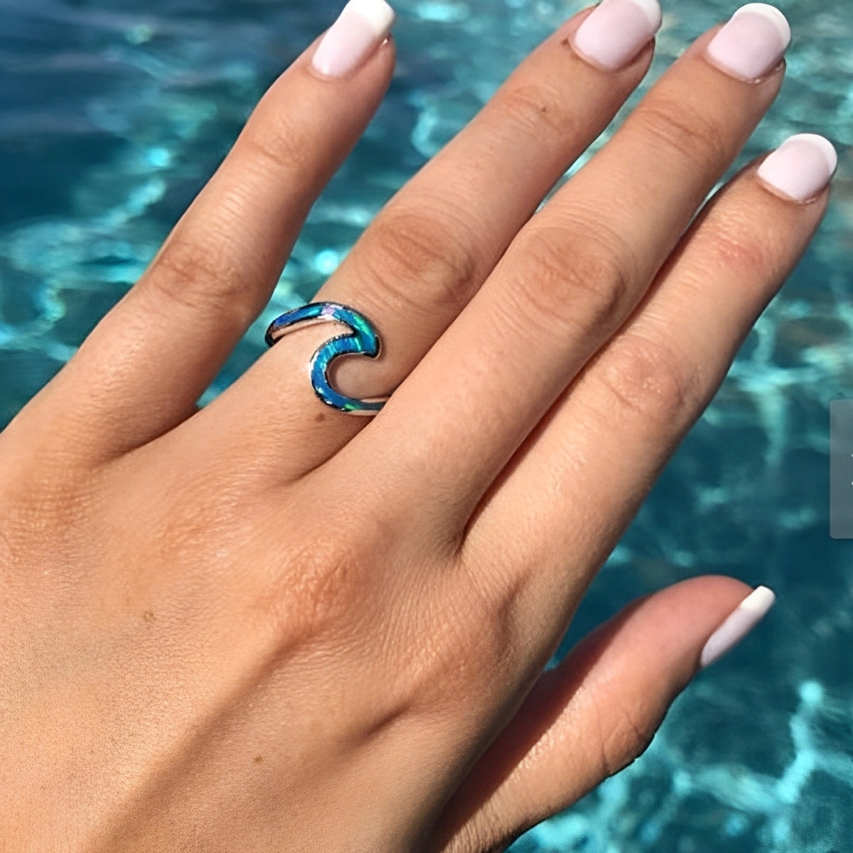 Azula – Ring Wellenschimmer mit Opal in Silber