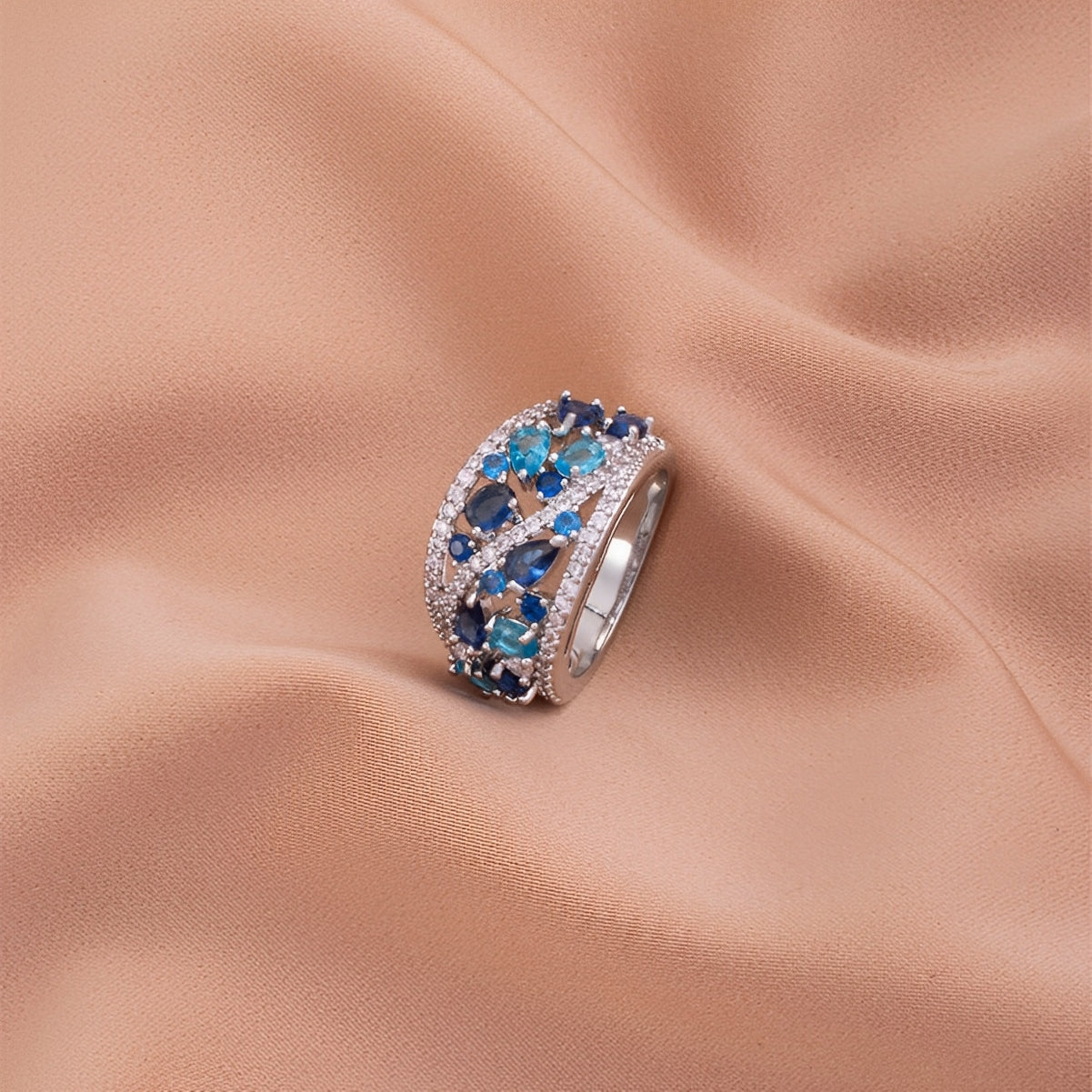 Julie – Vintage-Ring mit blauem Zirkon und goldenem Detail