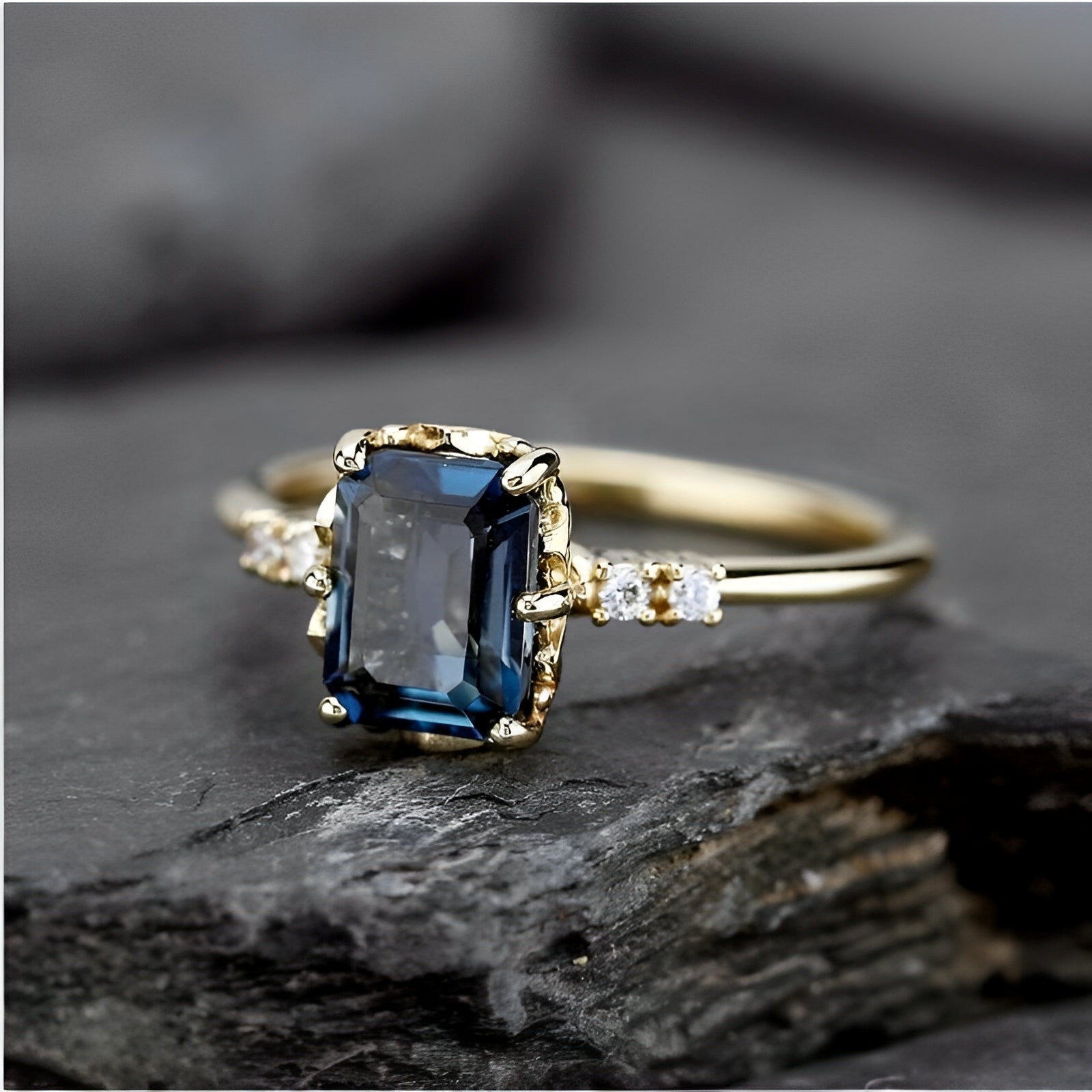 Celeste – Goldener Vintage-Ring mit blauem Kristall