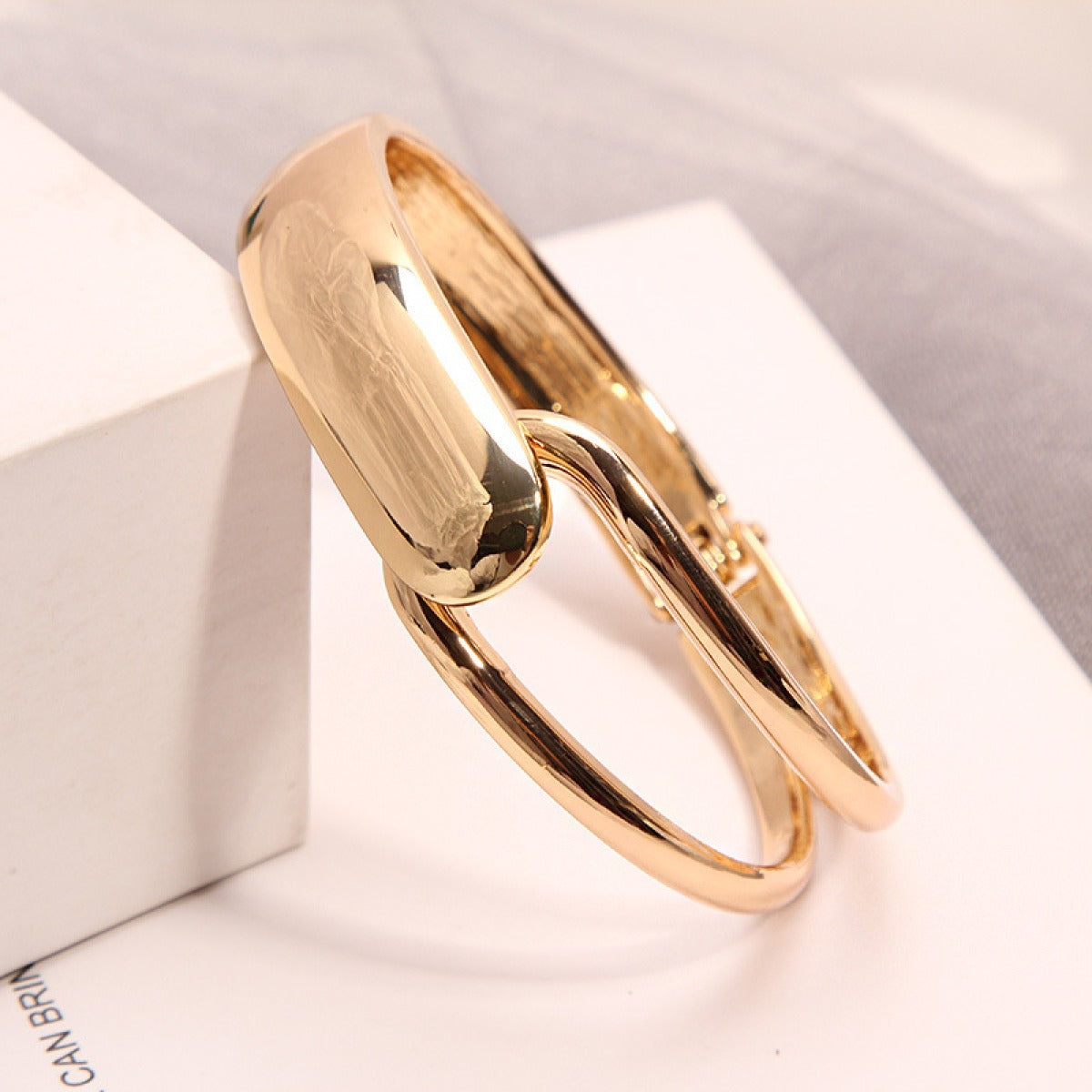 Alyssa – Eleganter Goldener Armreif