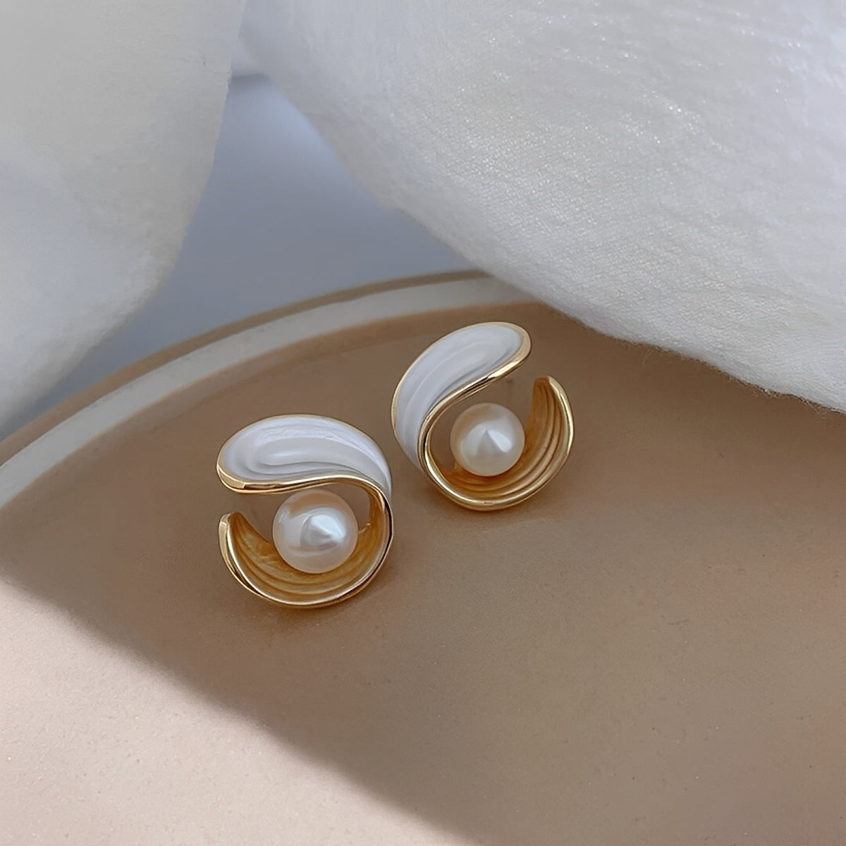 Aimee – Luxus-Ohrringe mit Weißem Opal und Perlen in Gold