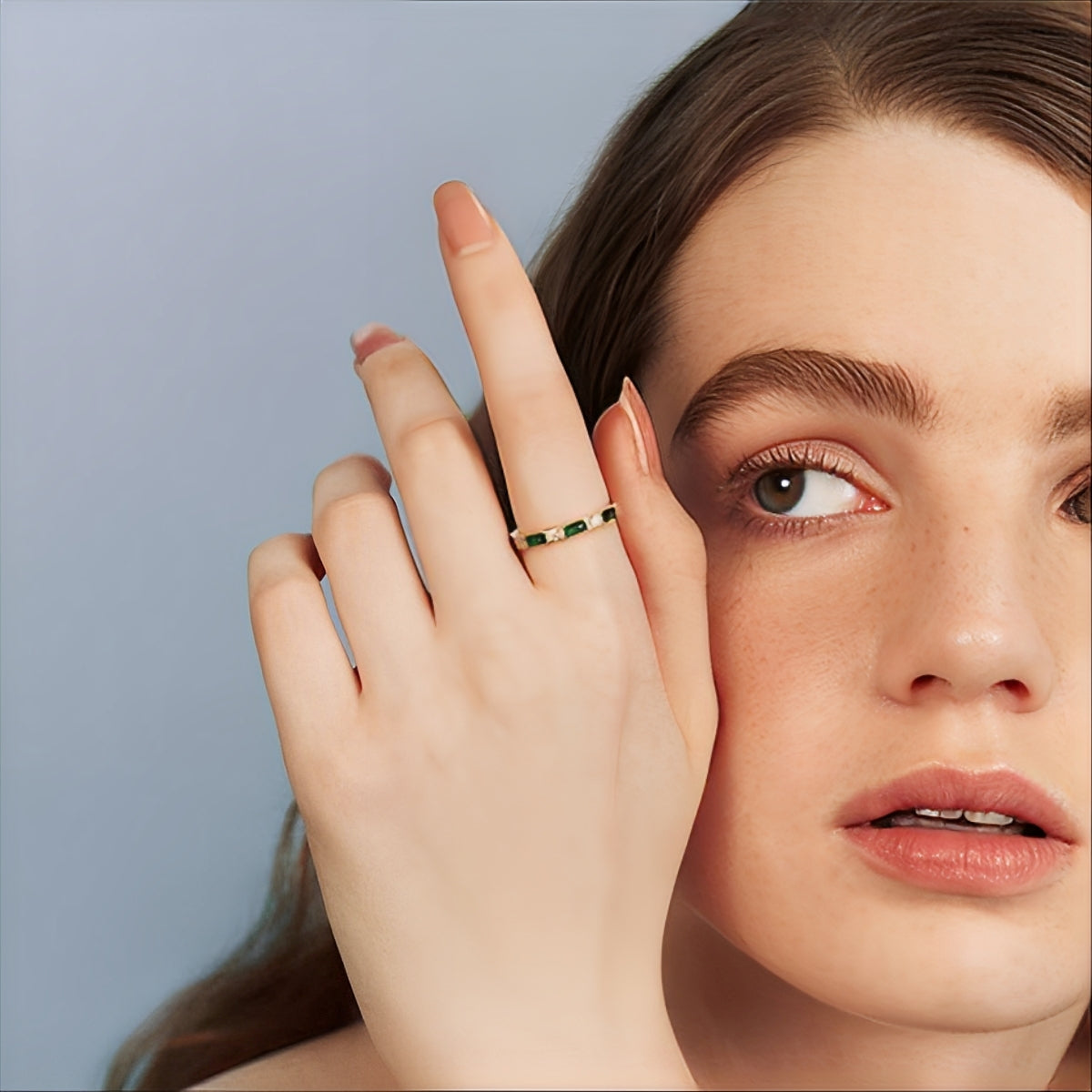 Sana – Vintage Goldener Ring mit Eingefasstem Grünem Zirkonia