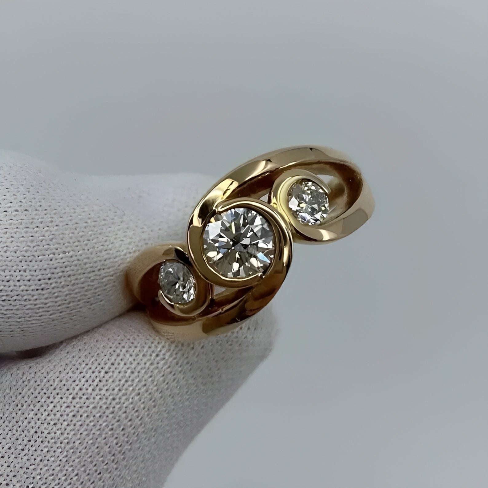 Zarela – Goldener Vintage-Spiralring mit Eingefassten Zirkonia