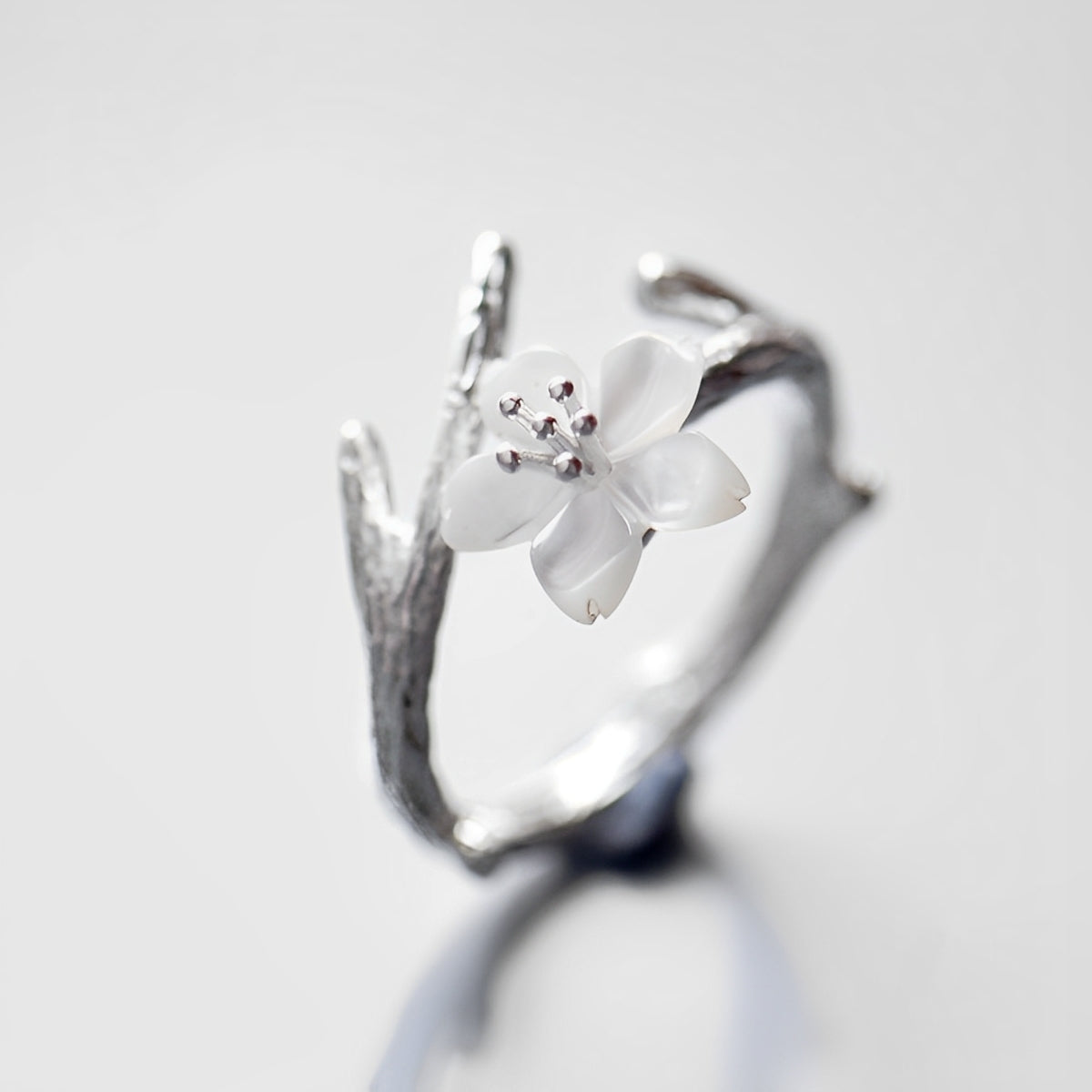 Lilou – Verstellbarer Vintage-Ring mit Weißer Blume