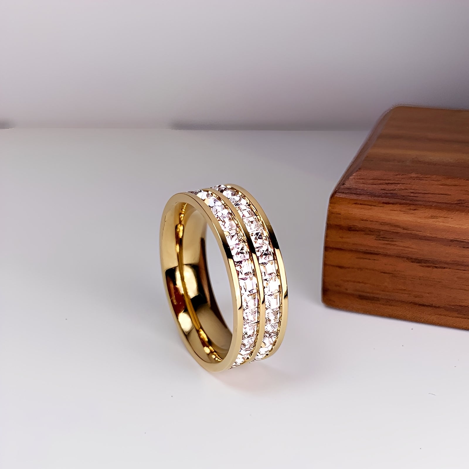Jona – Eleganter Ring mit Eingefassten Zirkonias