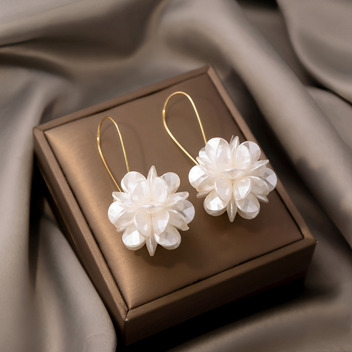 Florina – Weiße Blumenohrringe mit Natürlichem Charme