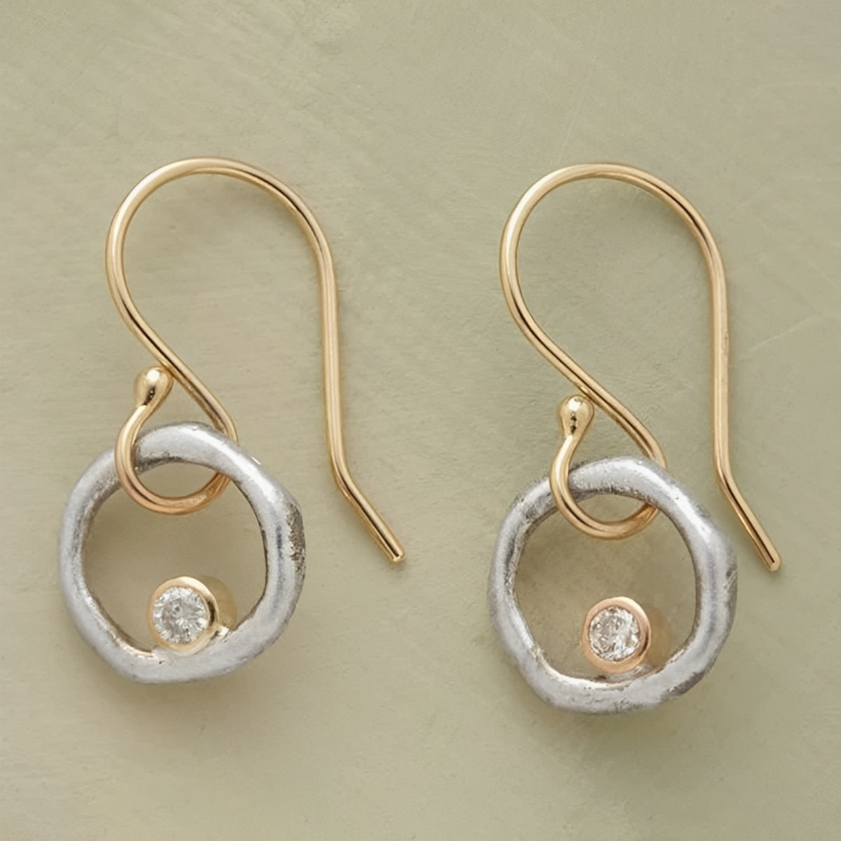 Isolde – Vintage-Ohrringe aus Zirkon mit Gold- und Silberdetail