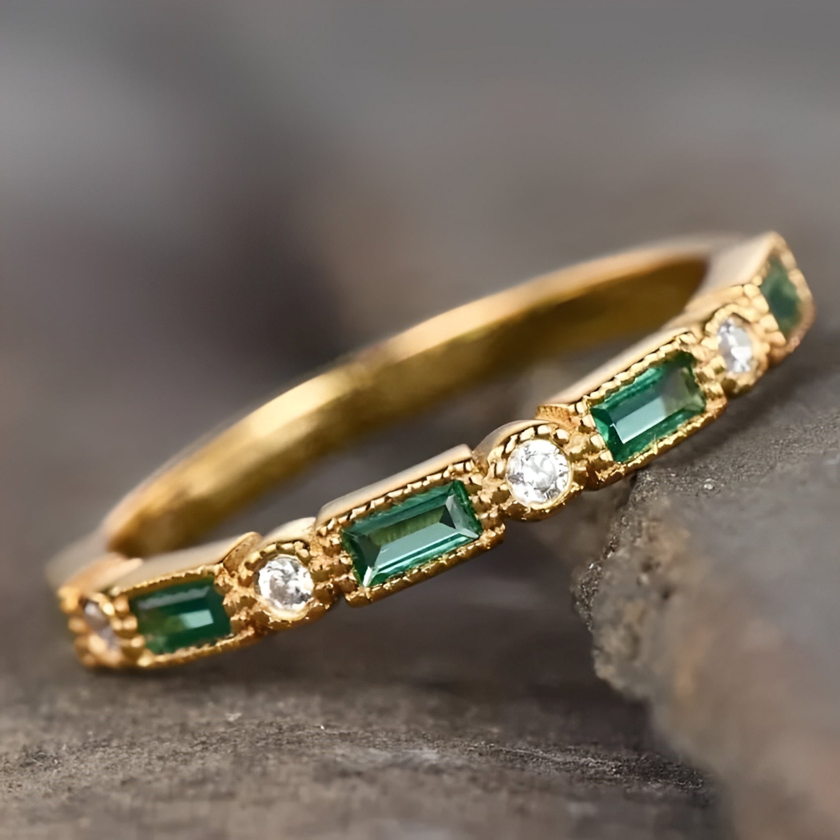 Sana – Vintage Goldener Ring mit Eingefasstem Grünem Zirkonia