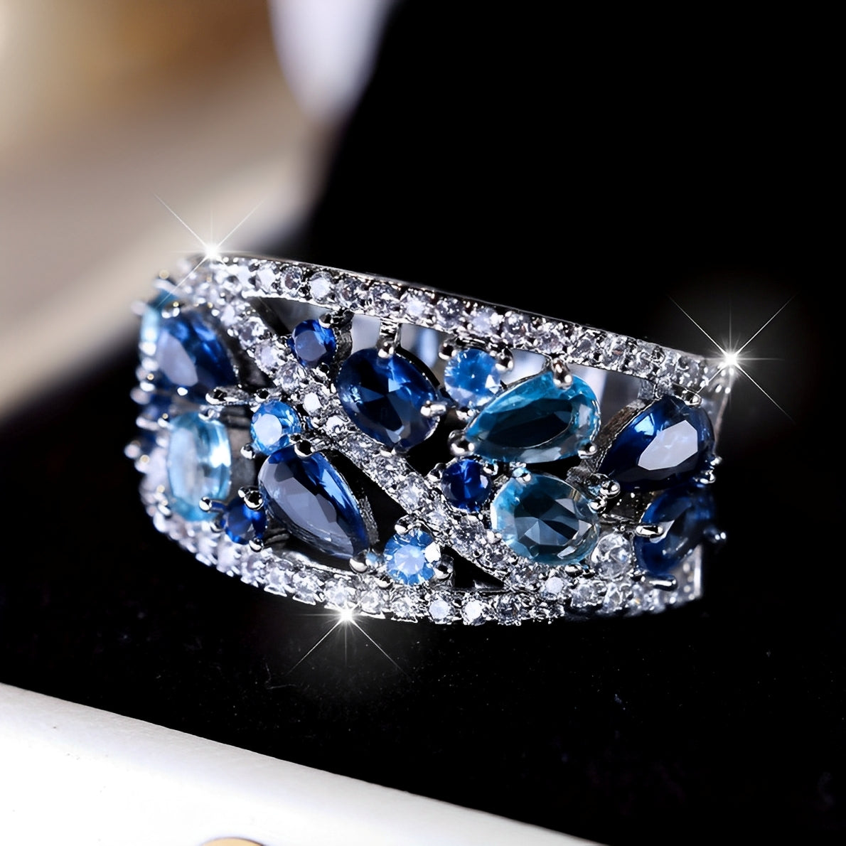 Julie – Vintage-Ring mit blauem Zirkon und goldenem Detail