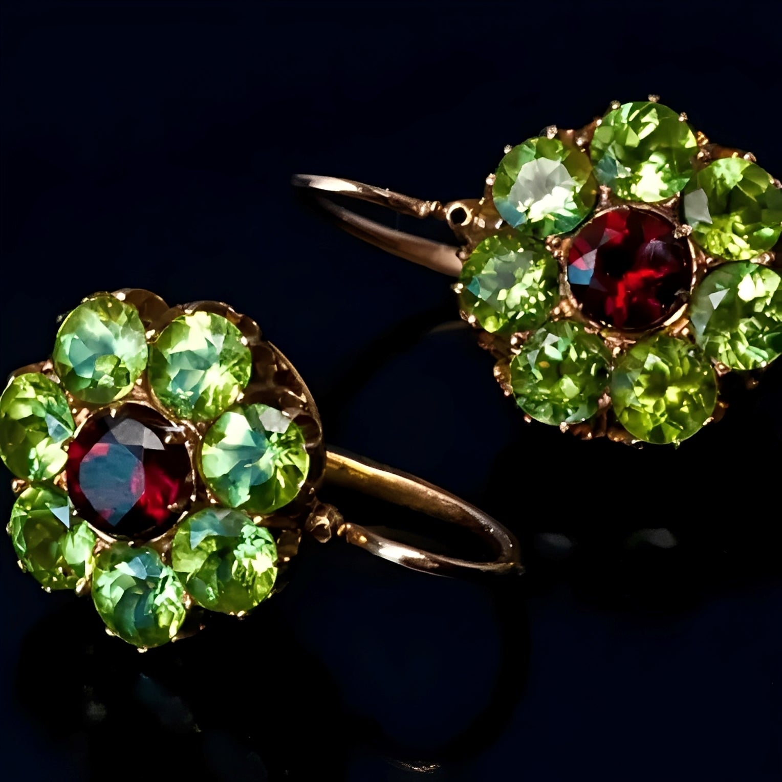 Sabine – Retro-Ohrringe mit grünen Steinen verziert