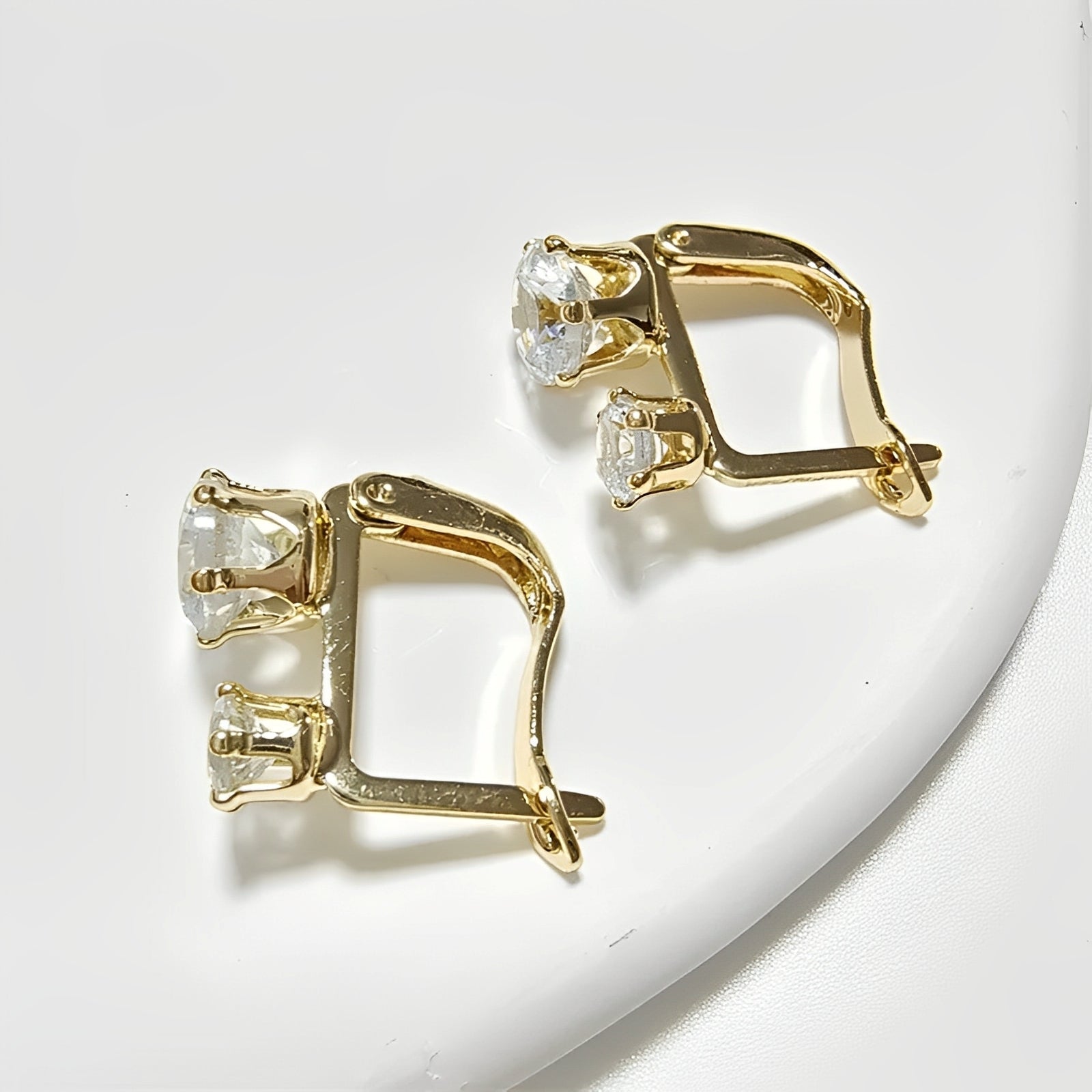 Shuvee – Vintage Goldene Ohrringe mit Funkelnden Zirkonia