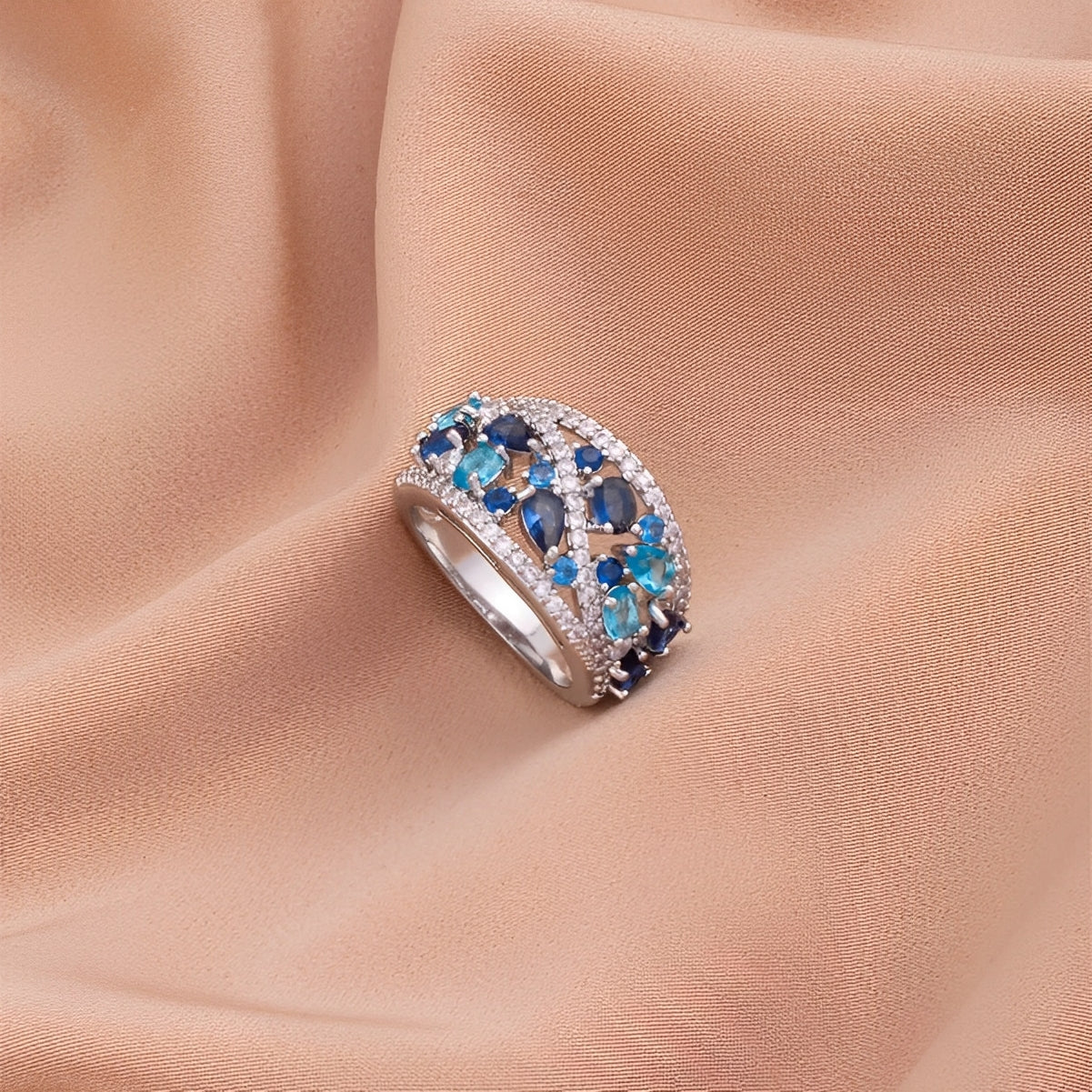 Julie – Vintage-Ring mit blauem Zirkon und goldenem Detail