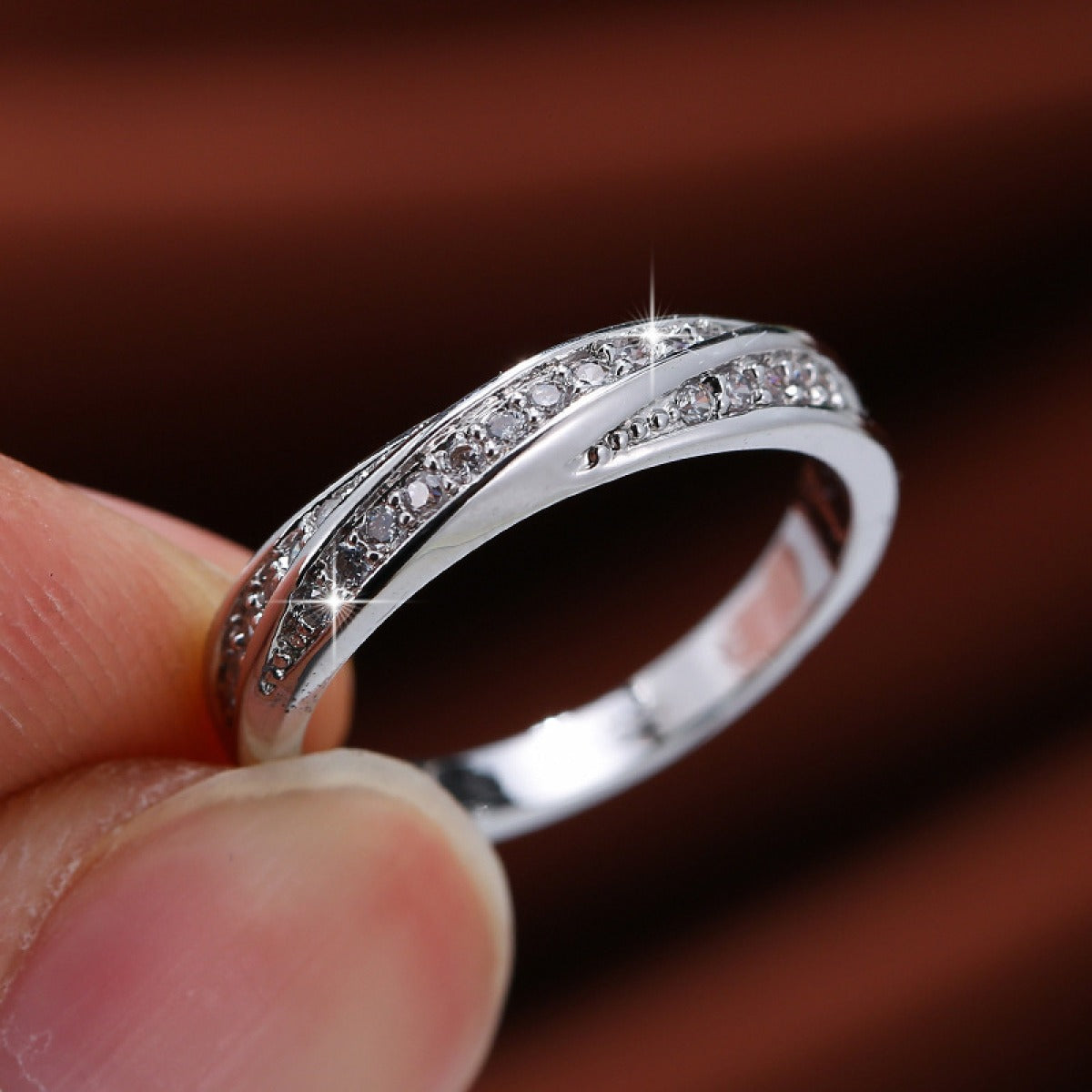 Lysanne – Minimalistischer Kreuzring aus Zirkon