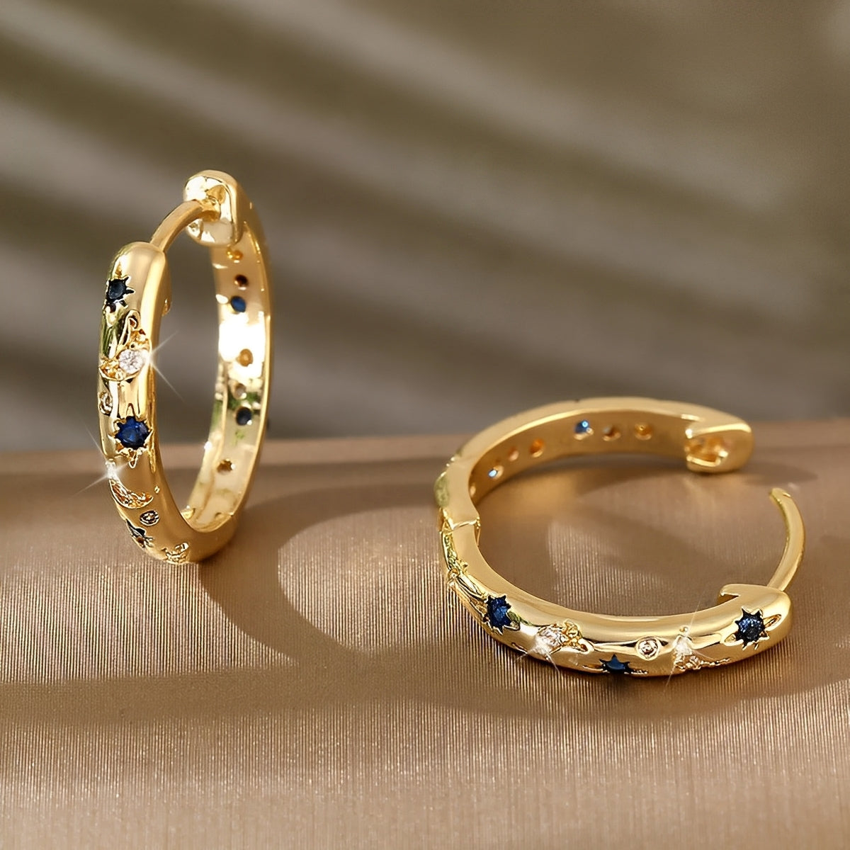 Maelis – Goldene Vintage-Kreolen mit blauem Zirkonia