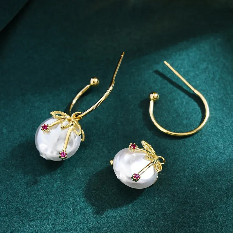 Cléa – Vintage Kirsche Ohrringe in Gold & Perle