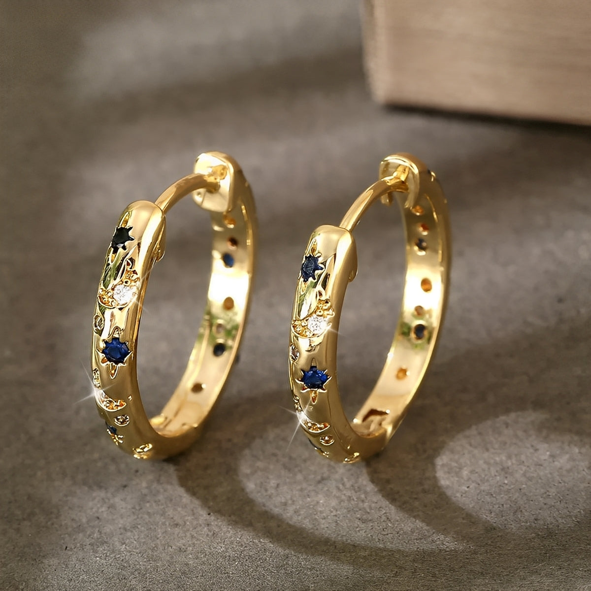 Maelis – Goldene Vintage-Kreolen mit blauem Zirkonia