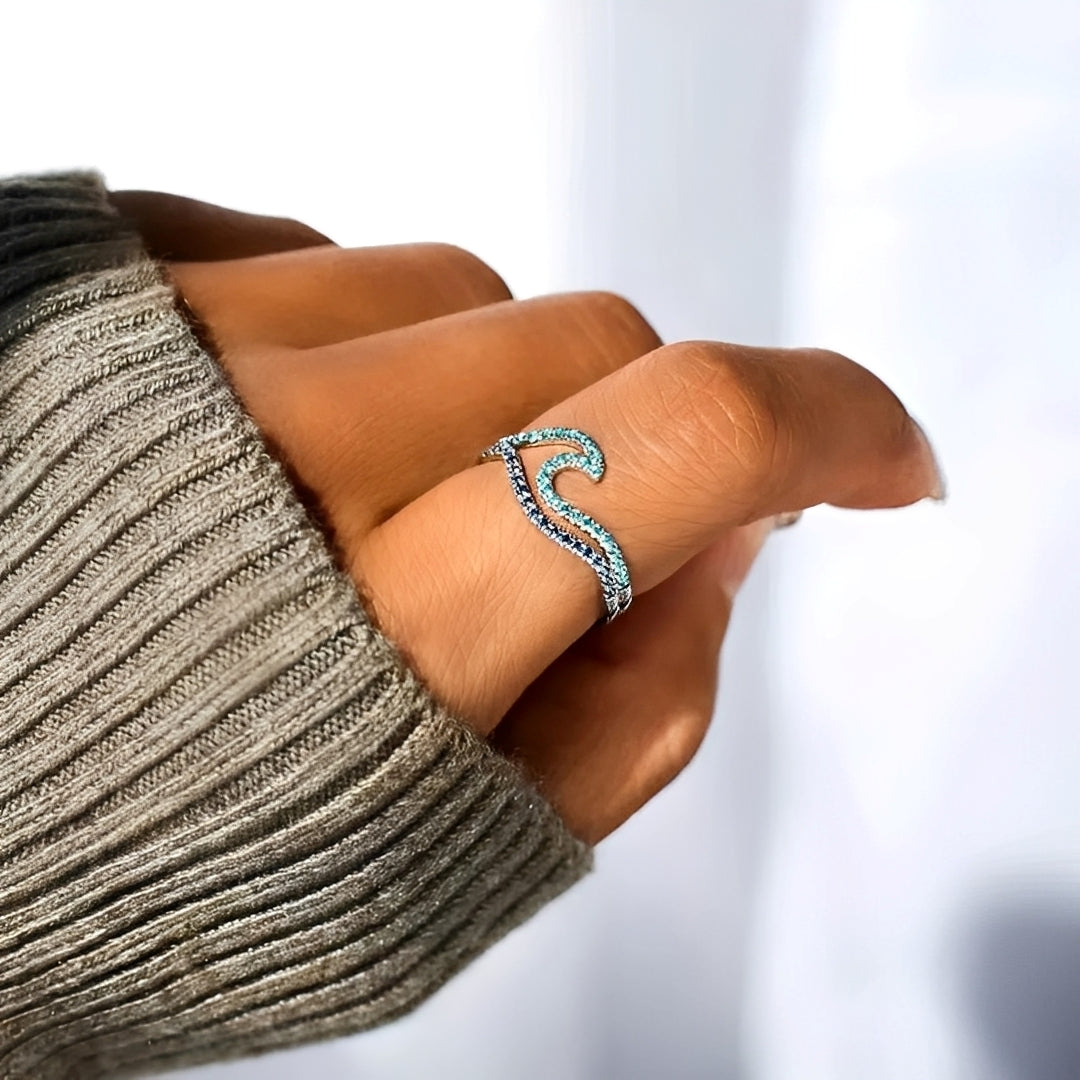 Daphnie – Ring Welle in Leuchtendem Opal