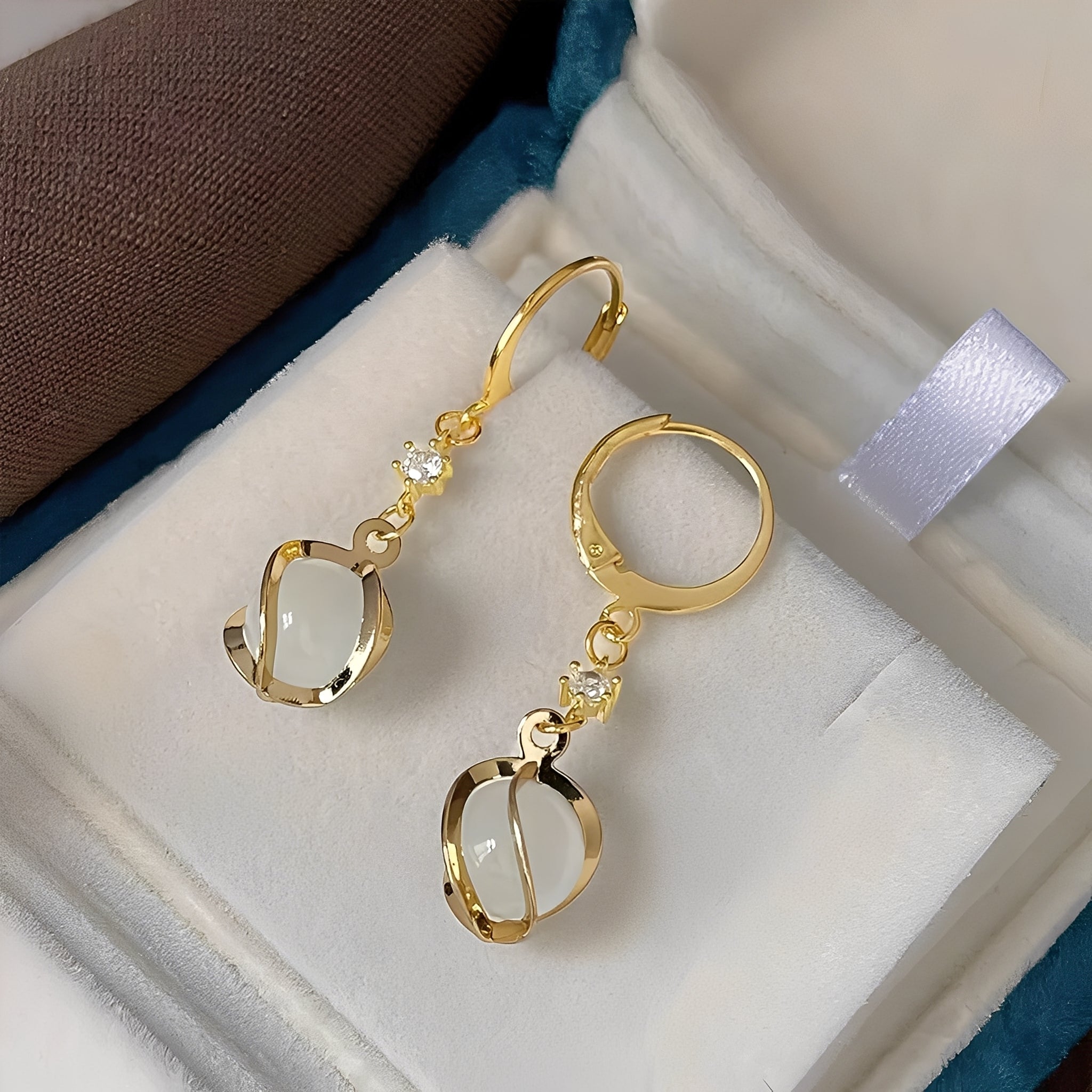 Gabrielle – Ohrringe Gold mit Weißer Opal