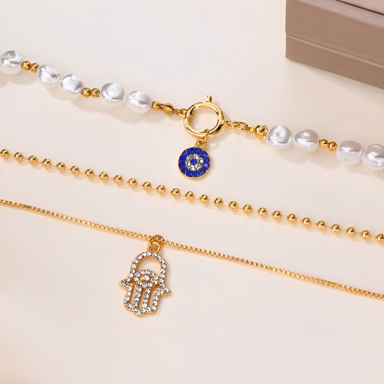 Nadia – Halskette mit mehreren Reihen Perlen & Hamsa Hand