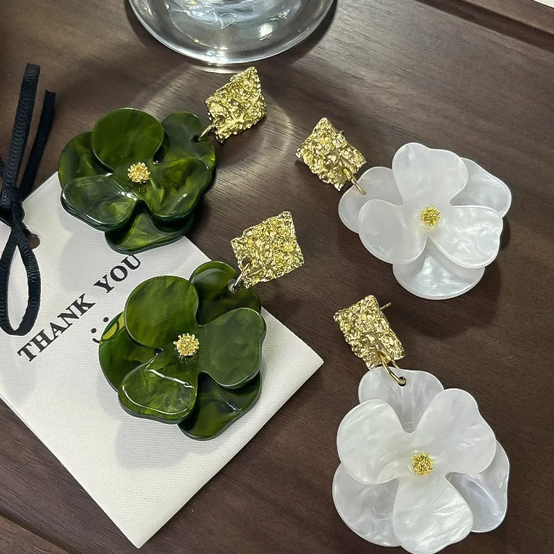Thelma – Florale Hängende Goldene Ohrringe