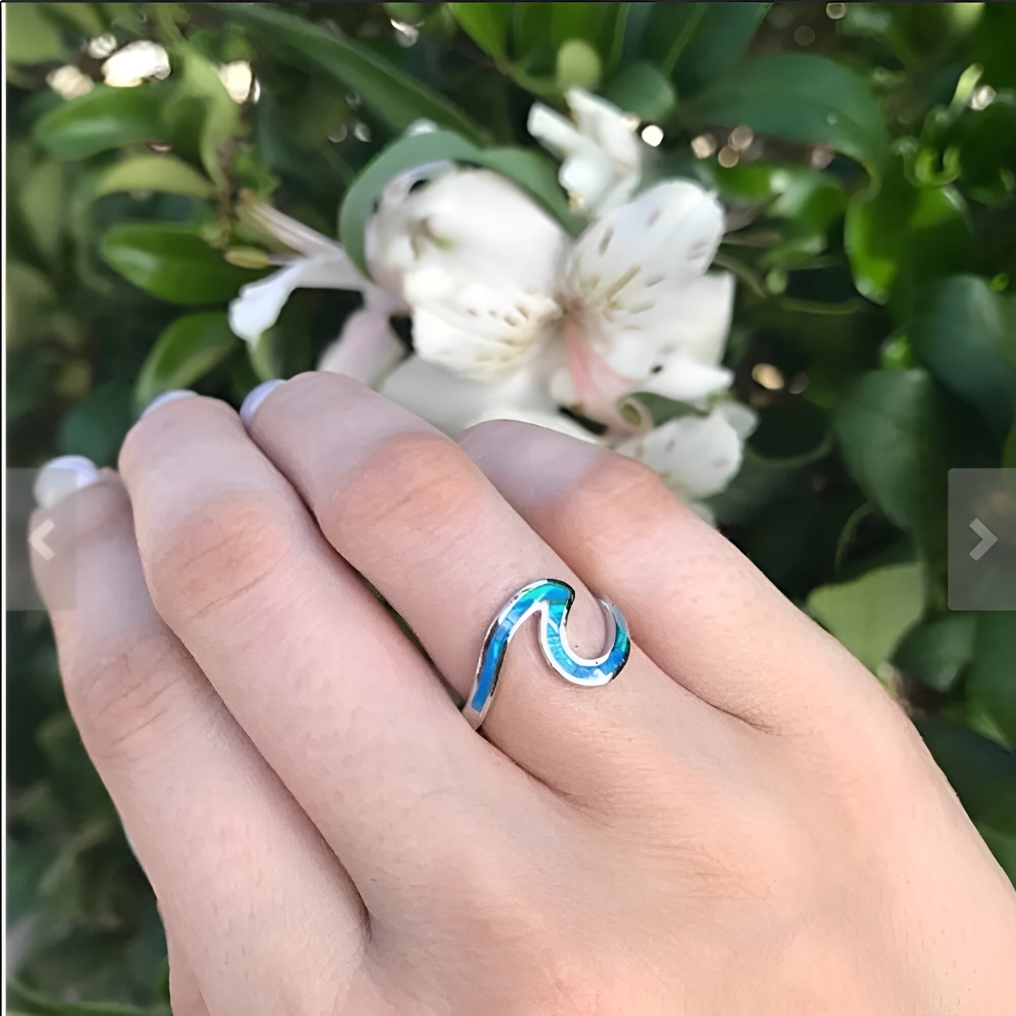 Azula – Ring Wellenschimmer mit Opal in Silber