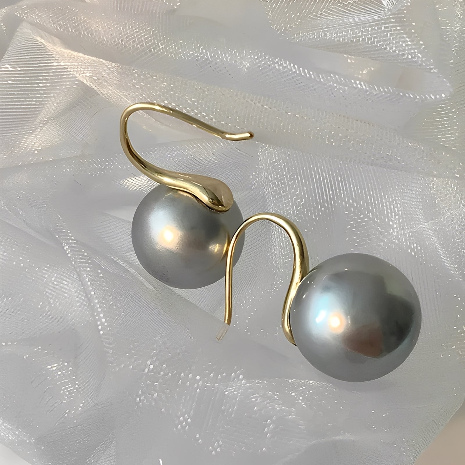Amira – Ohrringe aus Gold & Schwarze Perlen