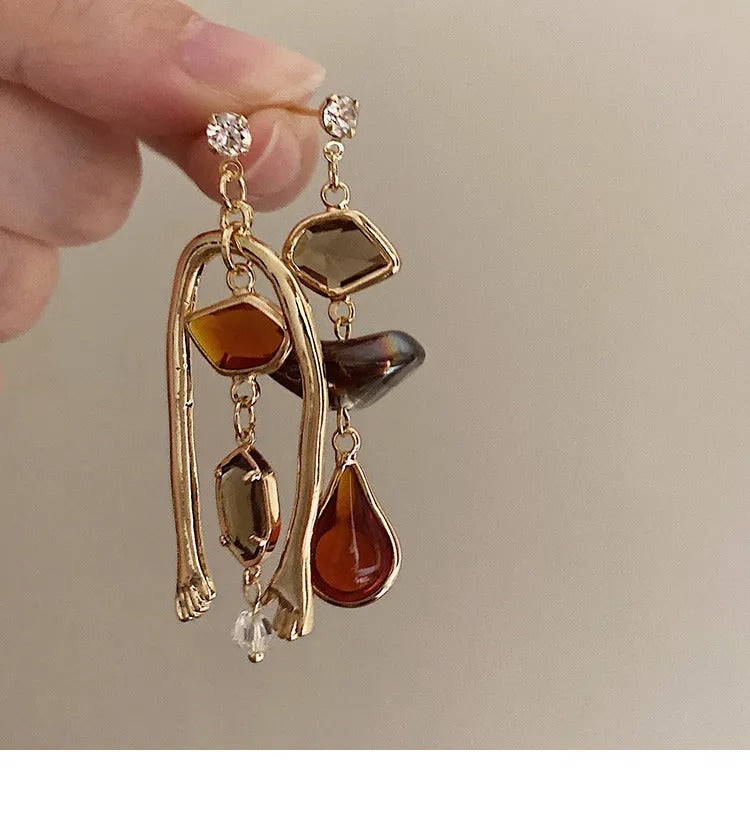 Iris – Asymmetrische Hängende Ohrringe Hand & Steine