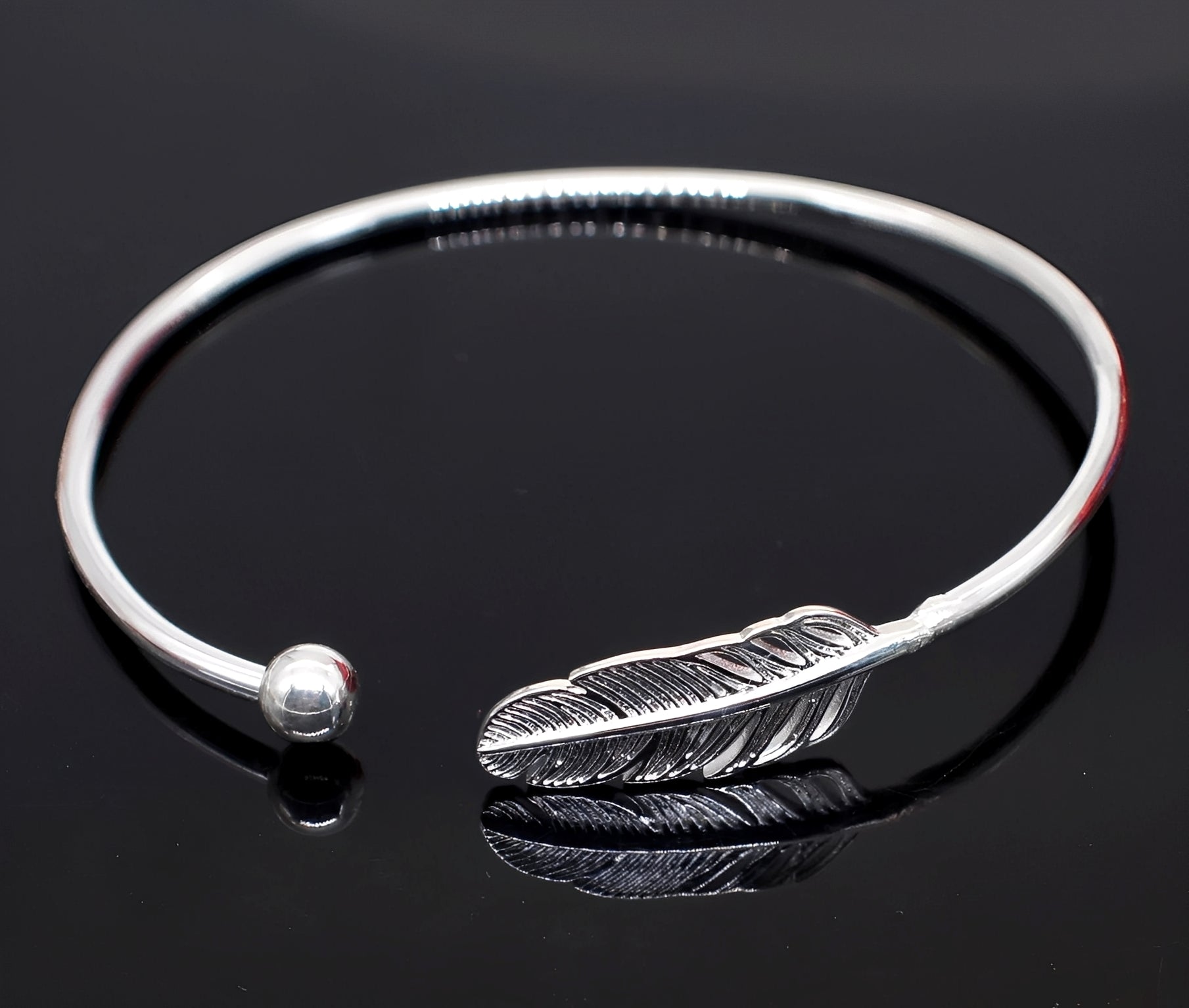 Nayla – Elegantes Silbernes Federarmband