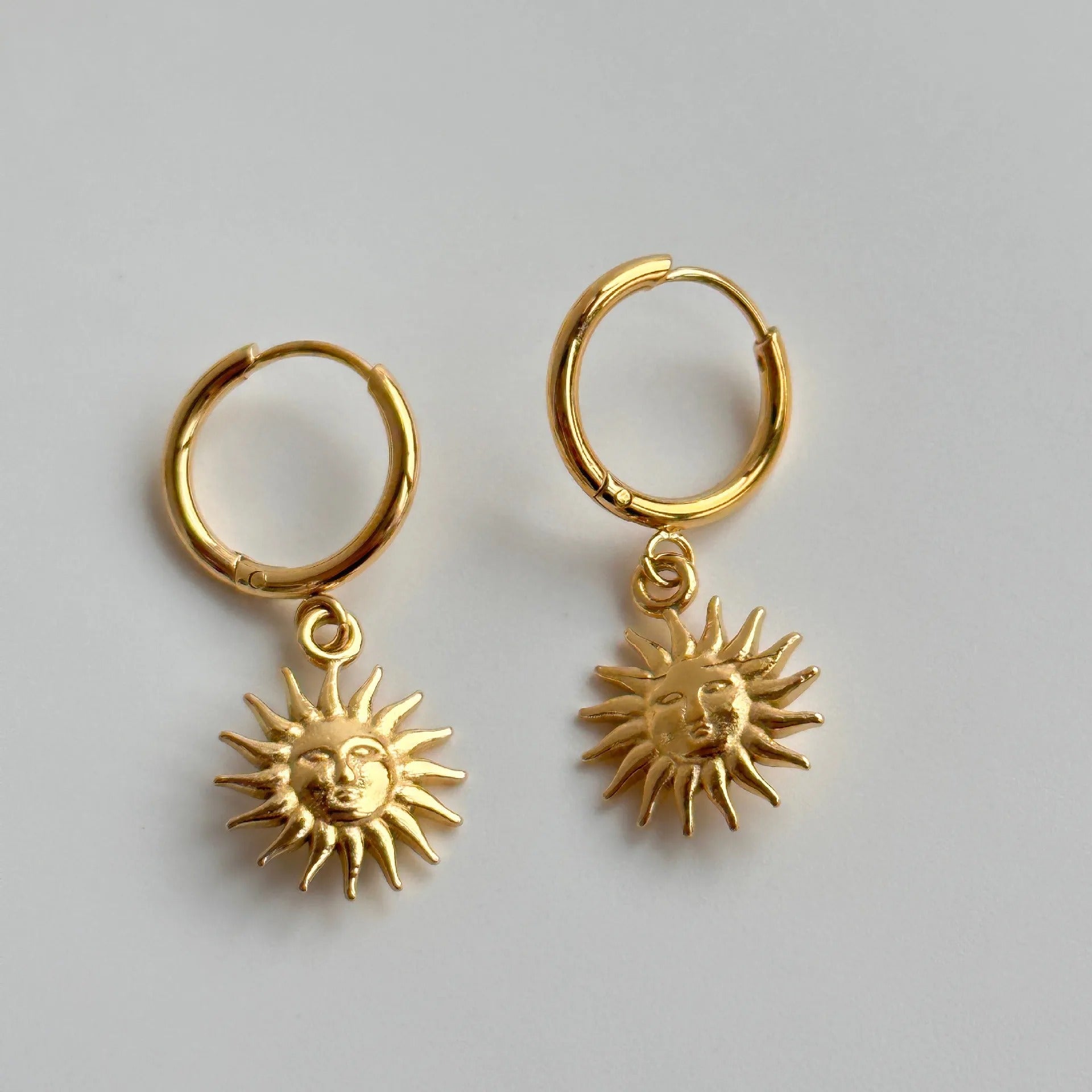 Vivienne – Goldene Huggie Creolen mit Sonne
