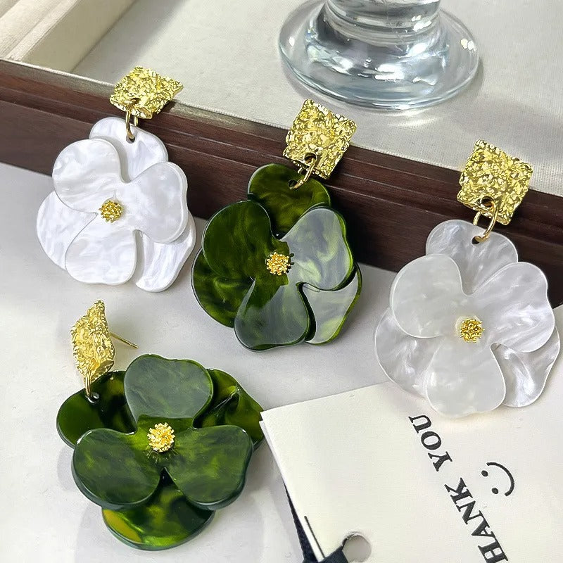 Thelma – Florale Hängende Goldene Ohrringe