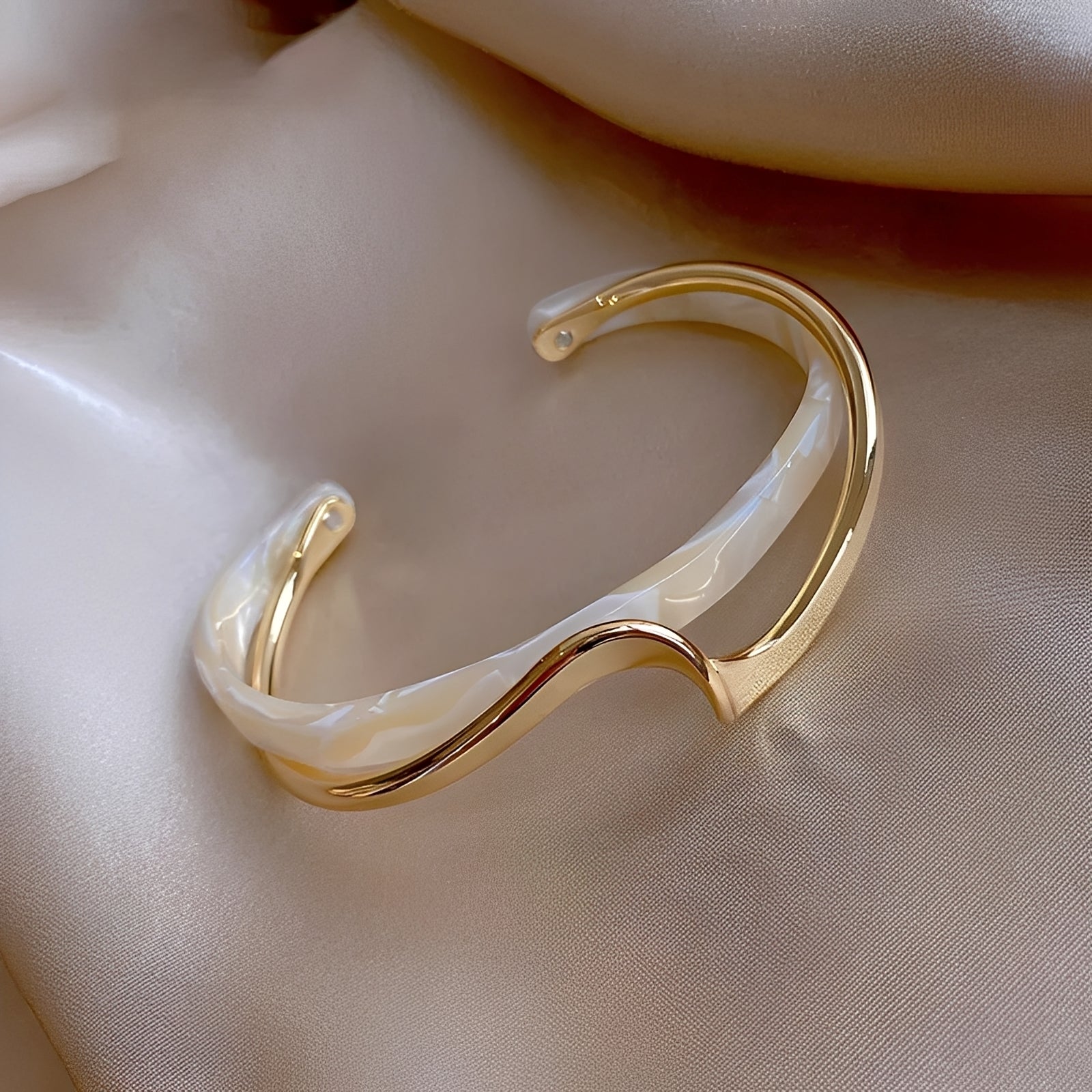 Bea – Armband Gold mit Weißer Opal