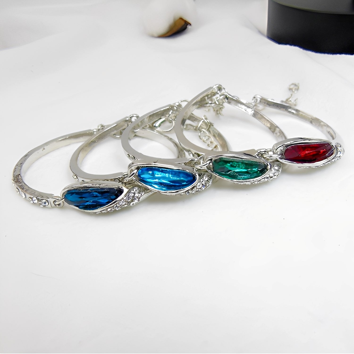 Miku – Schickes Armband Verziert mit Saphiren