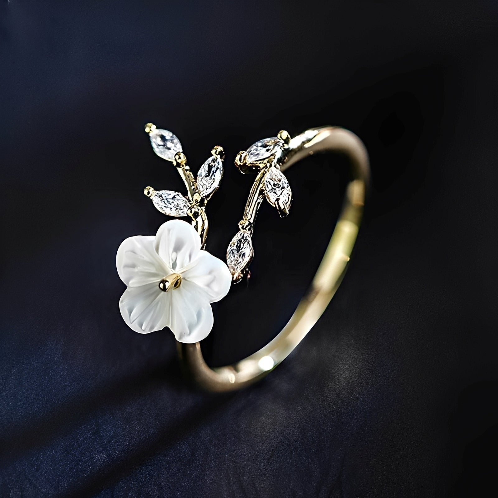 Mayla – Floraler Ring mit Weißen Blumen und Zirkonia